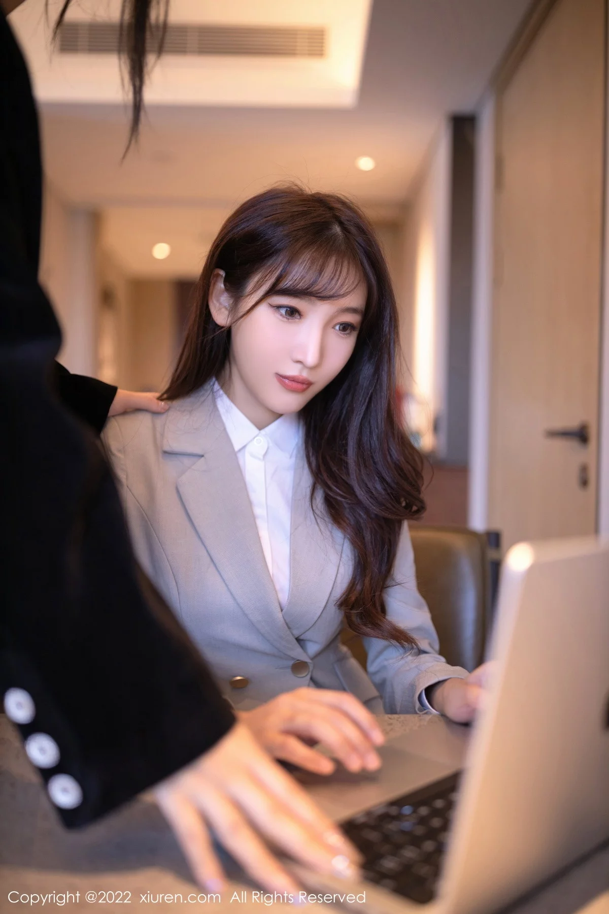 [[XiuRen秀人网]秀人网]No.5840_模特陆萱萱北京旅拍催眠主题脱灰色制服露红色蕾丝内衣诱惑写真80P