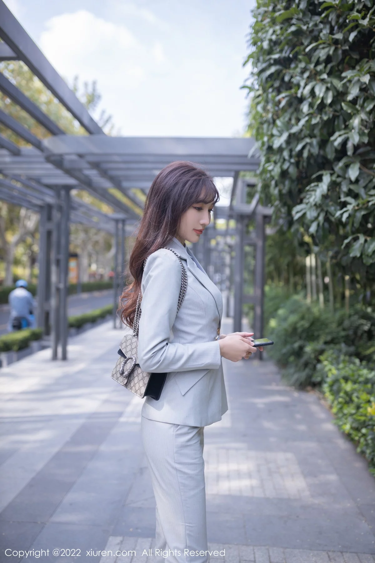 [[XiuRen秀人网]秀人网]No.5840_模特陆萱萱北京旅拍催眠主题脱灰色制服露红色蕾丝内衣诱惑写真80P