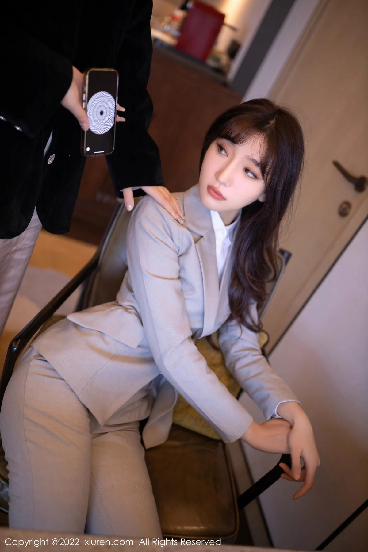 [[XiuRen秀人网]秀人网]No.5840_模特陆萱萱北京旅拍催眠主题脱灰色制服露红色蕾丝内衣诱惑写真80P