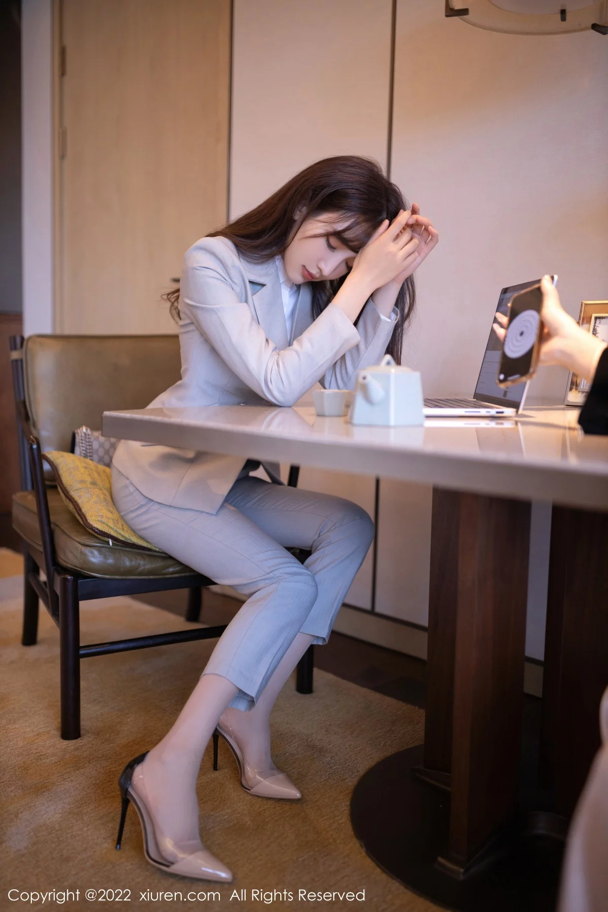 [[XiuRen秀人网]秀人网]No.5840_模特陆萱萱北京旅拍催眠主题脱灰色制服露红色蕾丝内衣诱惑写真80P