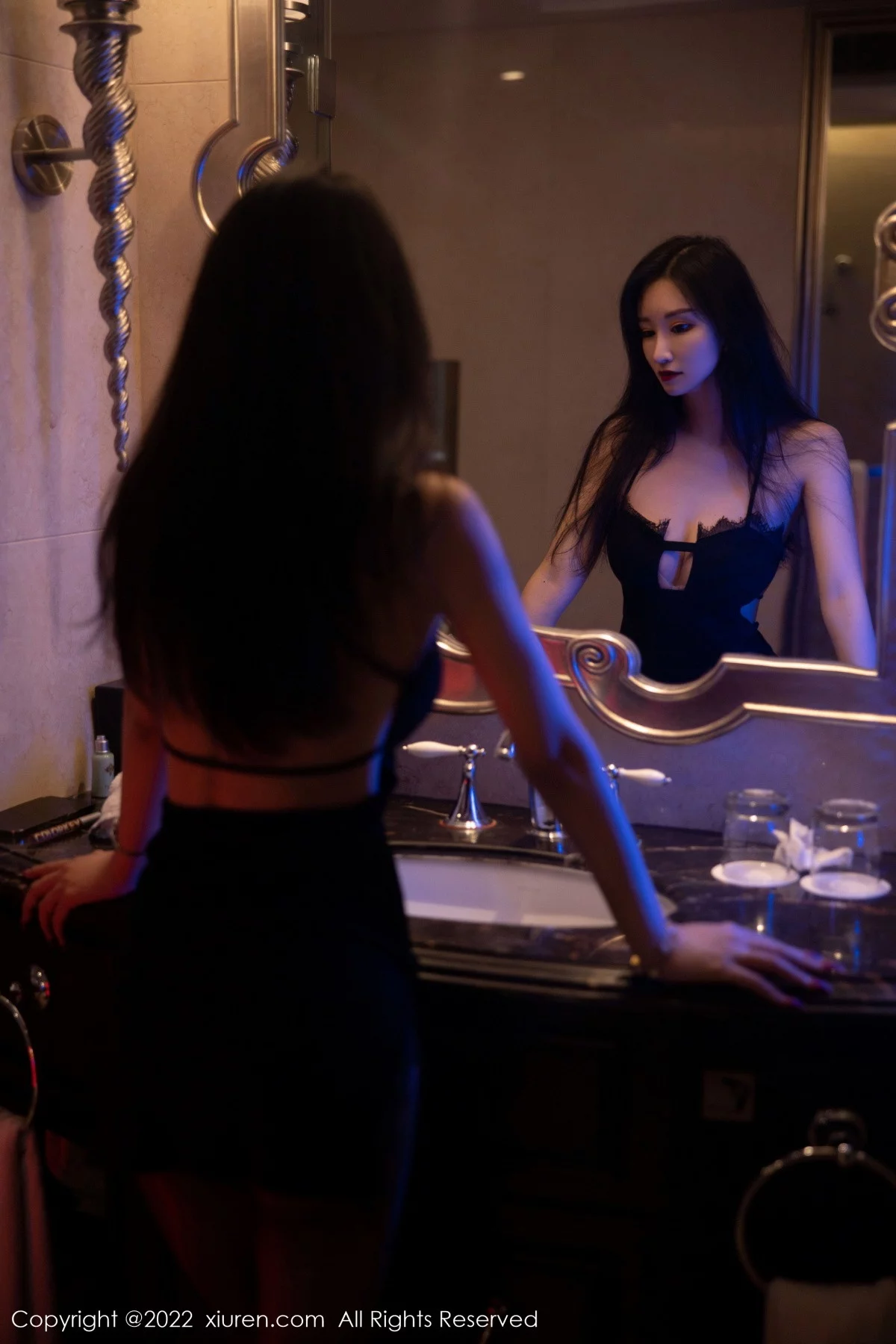 [[XiuRen秀人网]秀人网]No.5833_新人模特司柠性感黑色吊带短裙配超薄无内黑丝秀翘臀诱惑写真63P