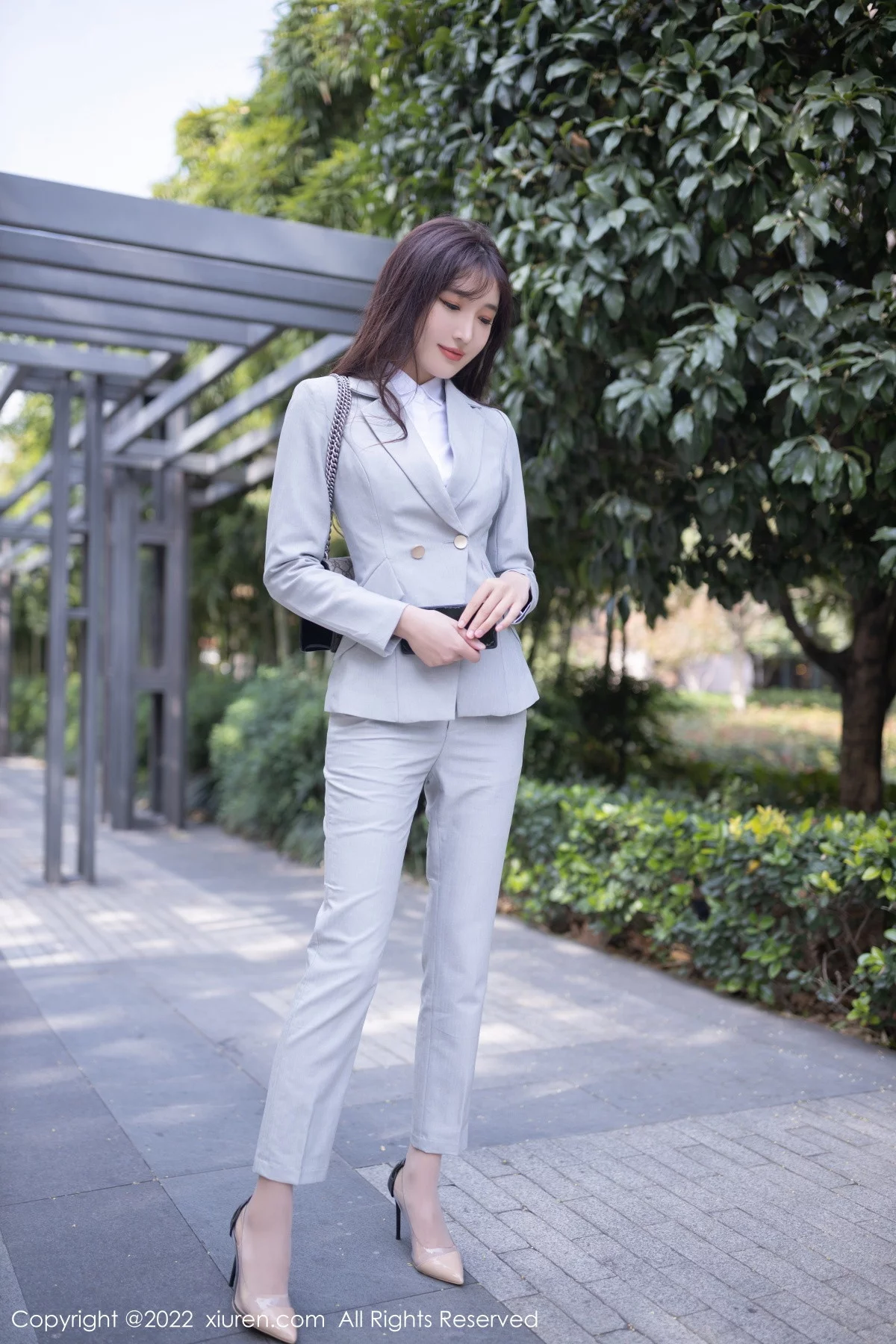 [[XiuRen秀人网]秀人网]No.5840_模特陆萱萱北京旅拍催眠主题脱灰色制服露红色蕾丝内衣诱惑写真80P