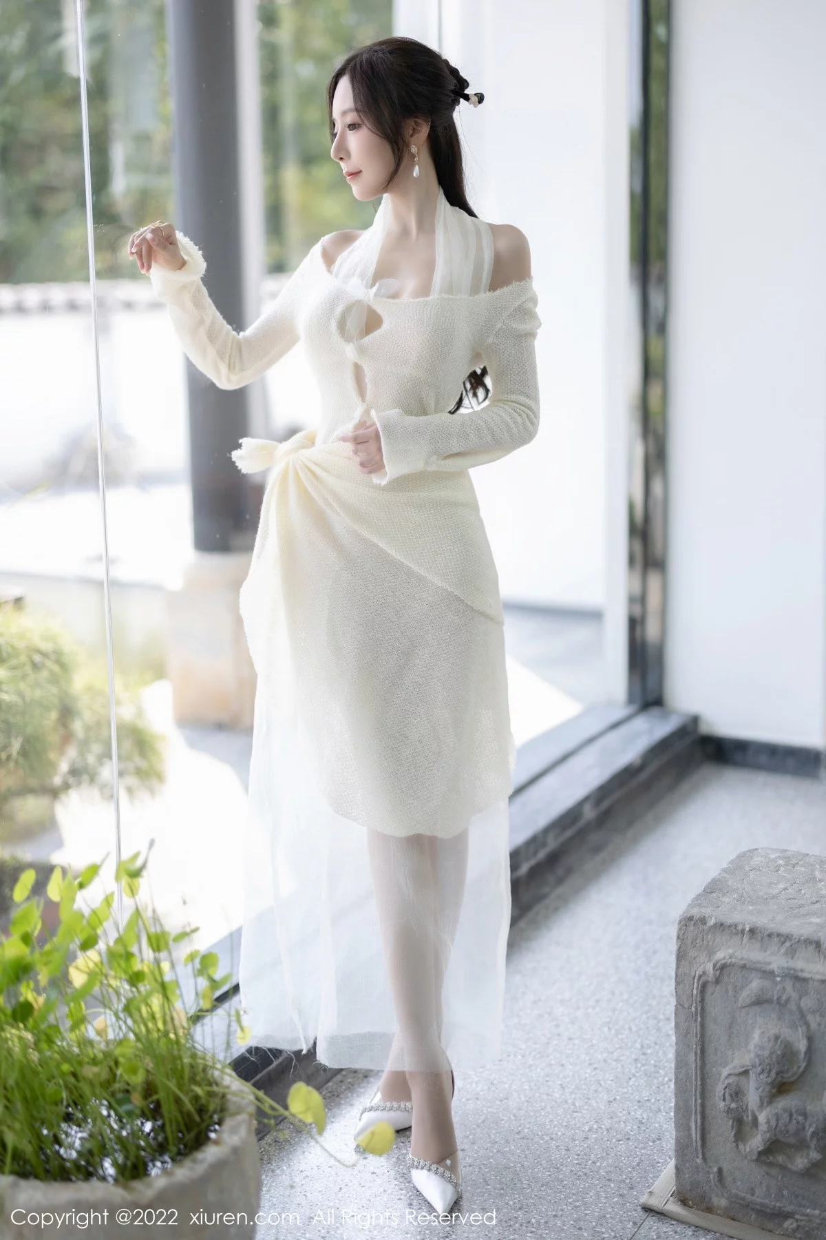 [[XiuRen秀人网]秀人网]No.5846_女神王馨瑶yanni性感白色连衣裙配超薄肉丝秀翘臀美腿诱惑写真87P