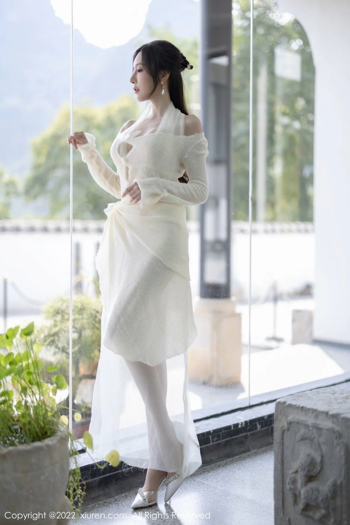 [[XiuRen秀人网]秀人网]No.5846_女神王馨瑶yanni性感白色连衣裙配超薄肉丝秀翘臀美腿诱惑写真87P