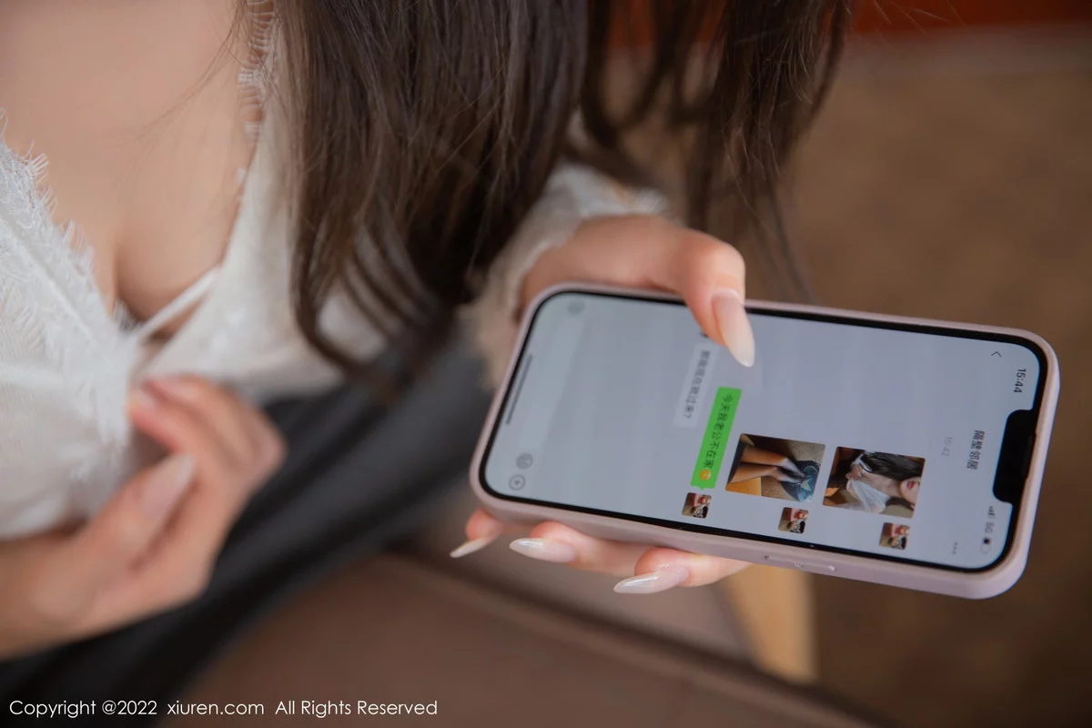 [[XiuRen秀人网]秀人网]No.5842_模特夏甜甜性感白色上衣配灰短裙露蕾丝内衣超薄黑丝诱惑写真69P