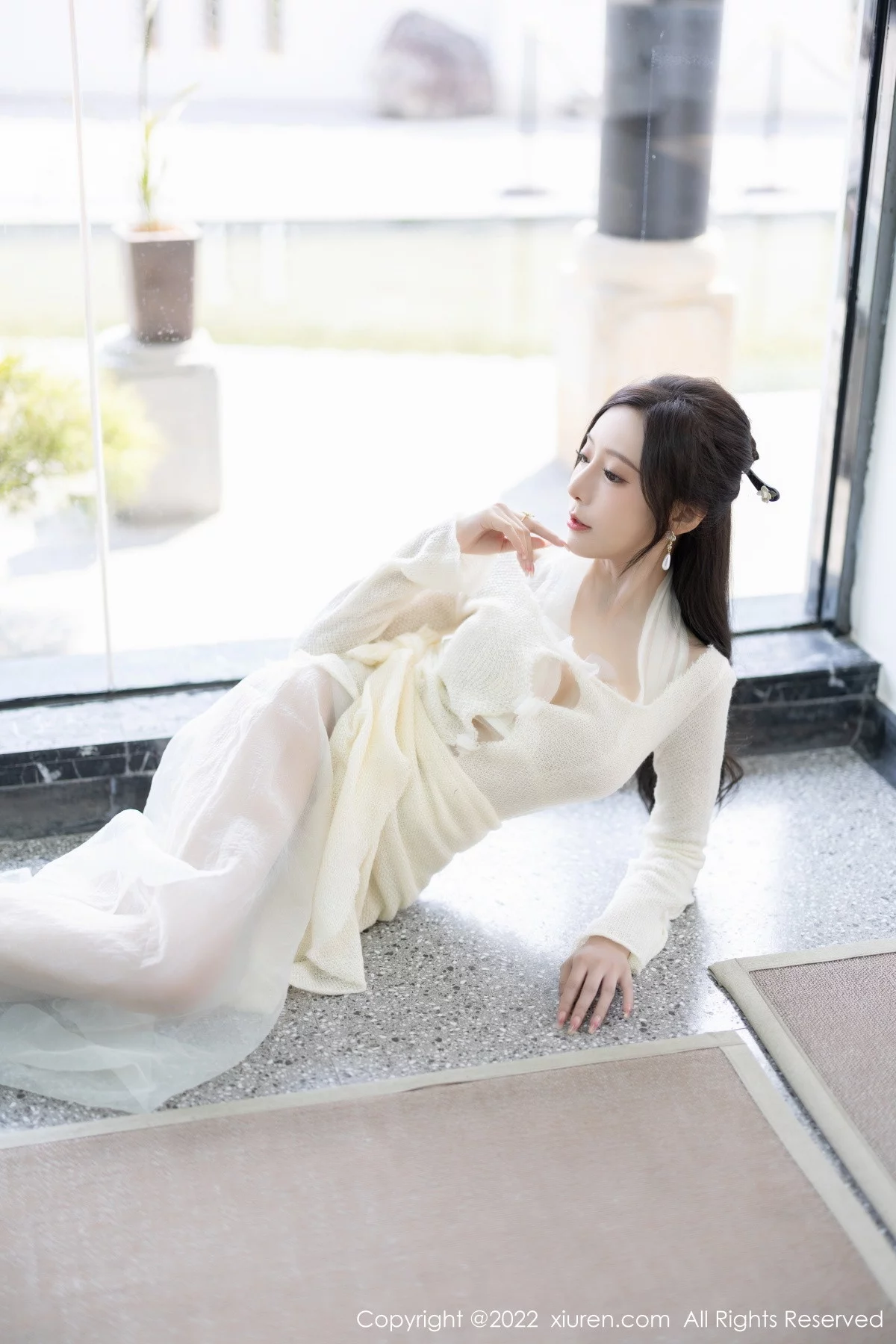 [[XiuRen秀人网]秀人网]No.5846_女神王馨瑶yanni性感白色连衣裙配超薄肉丝秀翘臀美腿诱惑写真87P