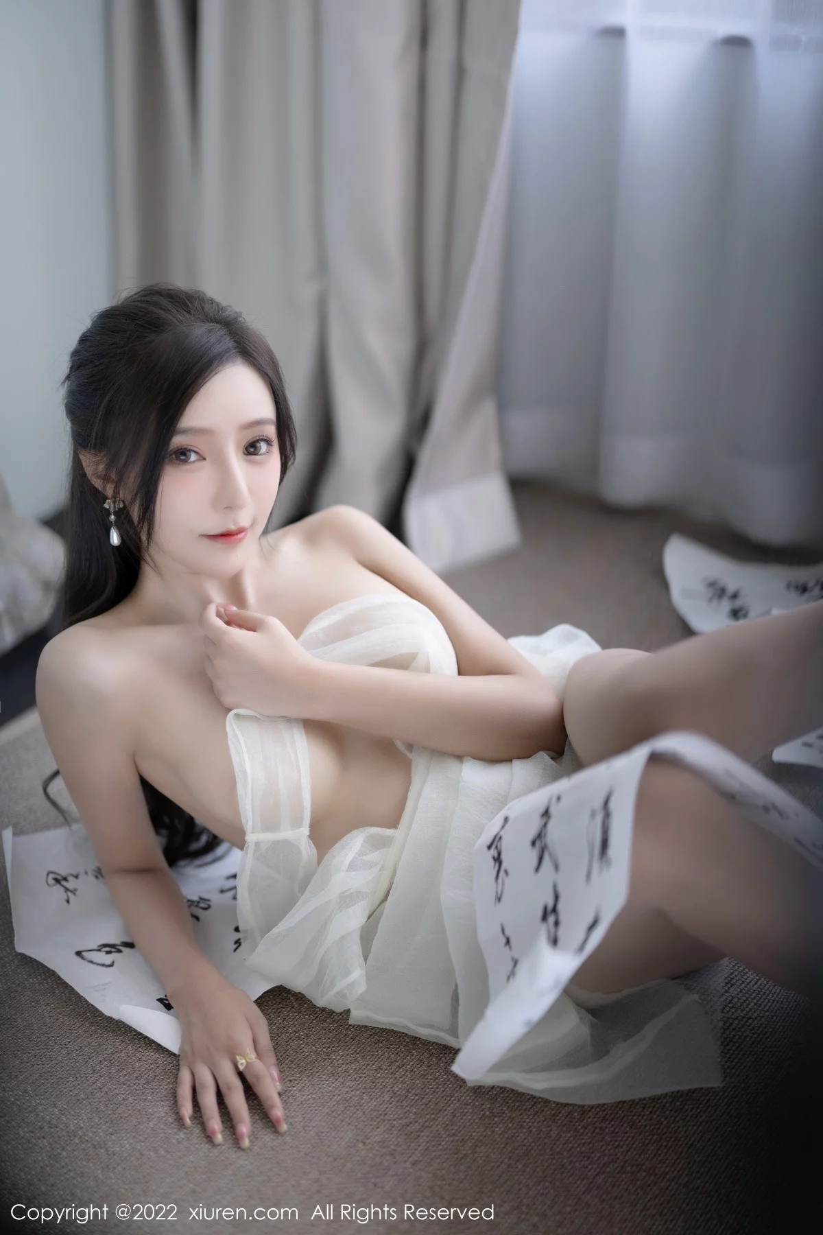 [[XiuRen秀人网]秀人网]No.5846_女神王馨瑶yanni性感白色连衣裙配超薄肉丝秀翘臀美腿诱惑写真87P