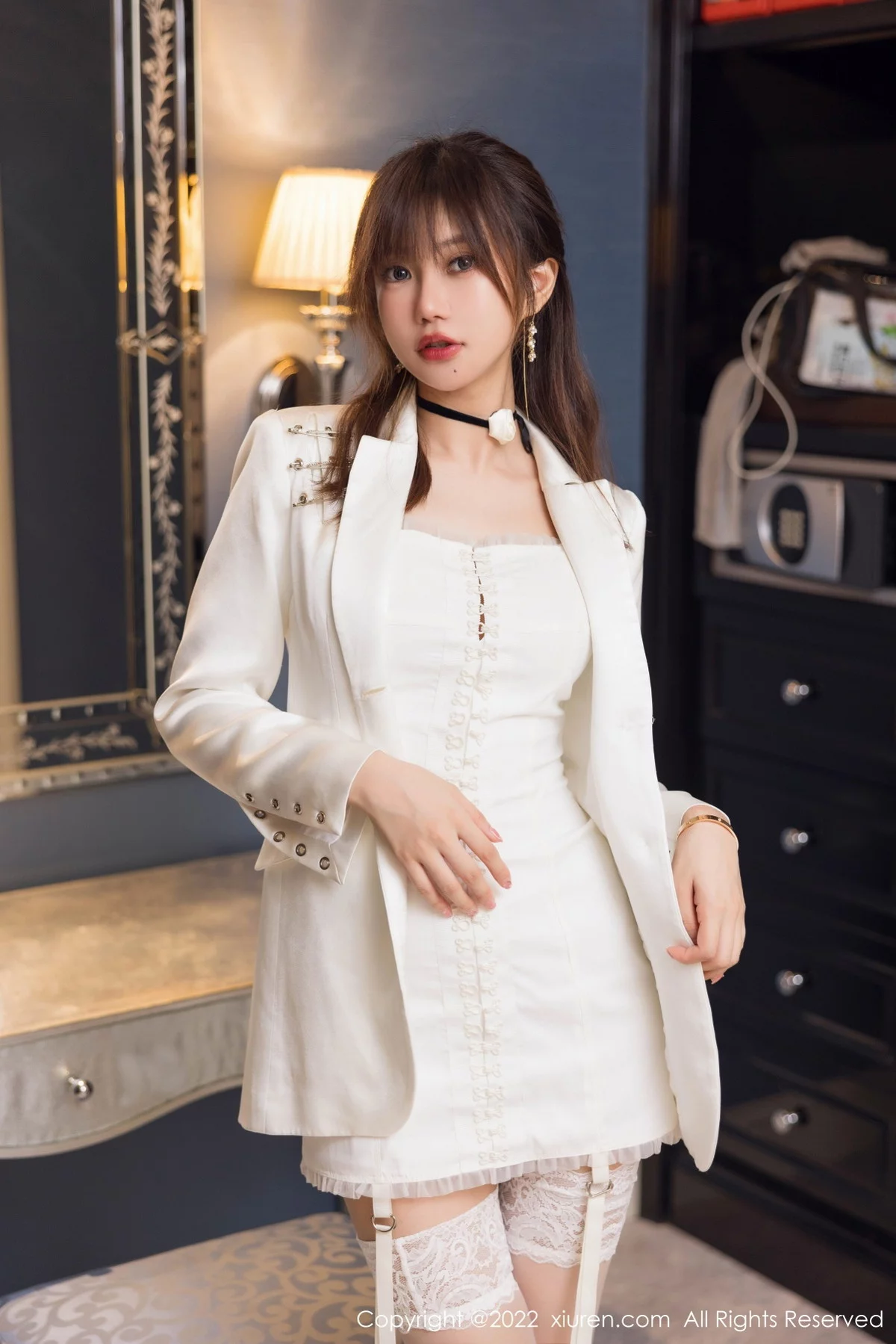 [[XiuRen秀人网]秀人网]No.5845_女神绮里嘉ula白色吊带短裙配白色蕾丝袜秀婀娜身段诱惑写真71P