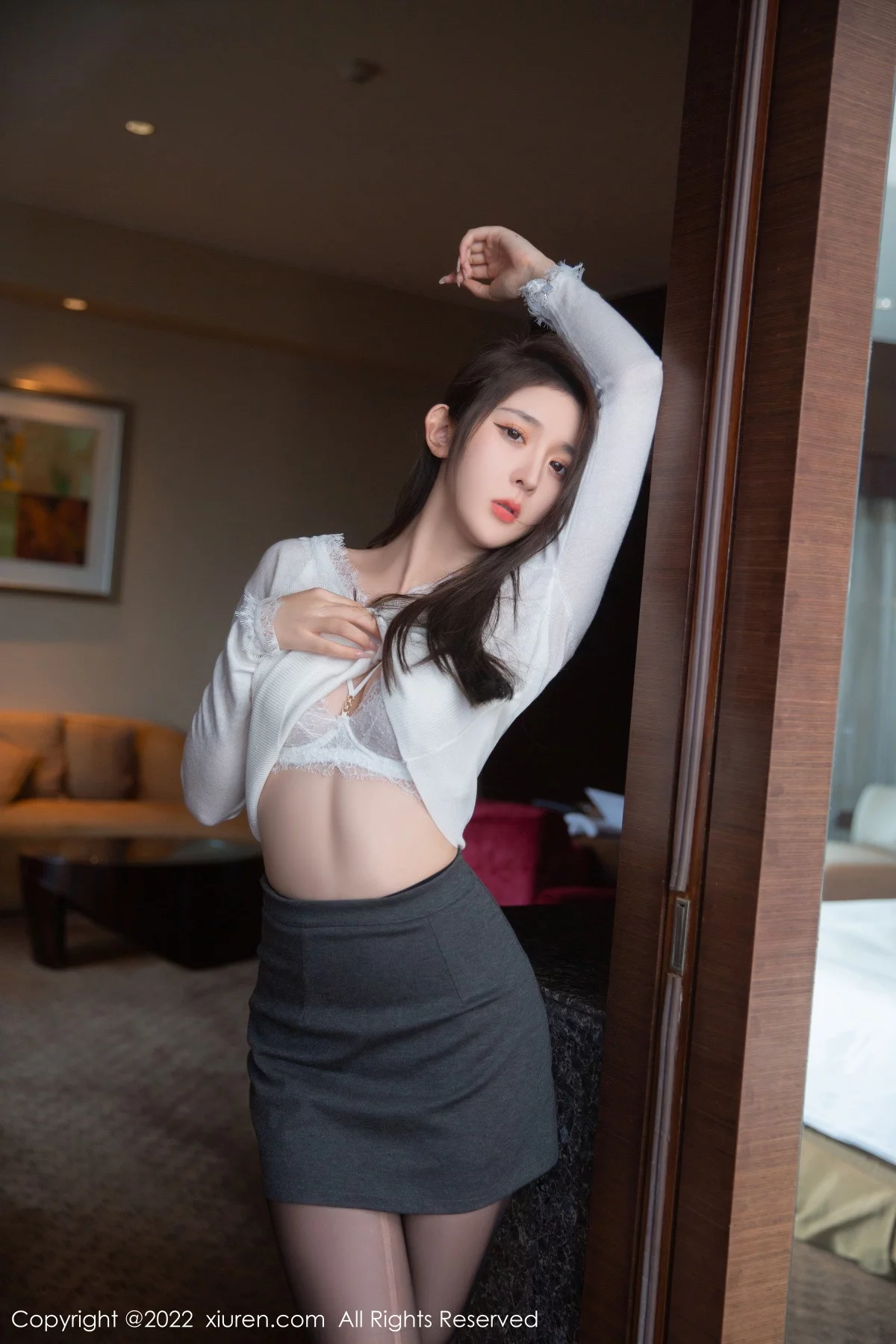 [[XiuRen秀人网]秀人网]No.5842_模特夏甜甜性感白色上衣配灰短裙露蕾丝内衣超薄黑丝诱惑写真69P