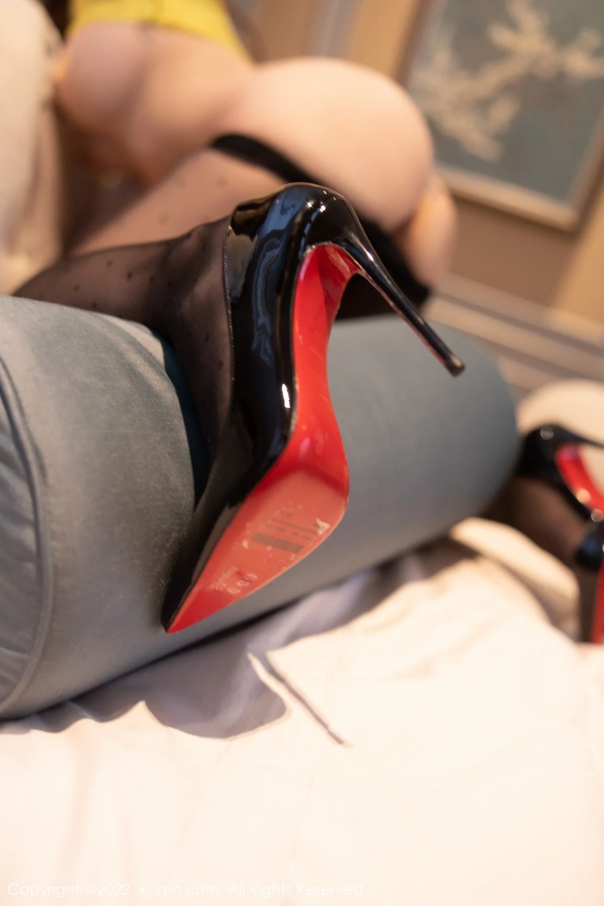 [[XiuRen秀人网]秀人网]No.5843_模特顾乔楠Cora性感黄色短款上衣配灰短裙秀丰腴身姿诱惑写真80P