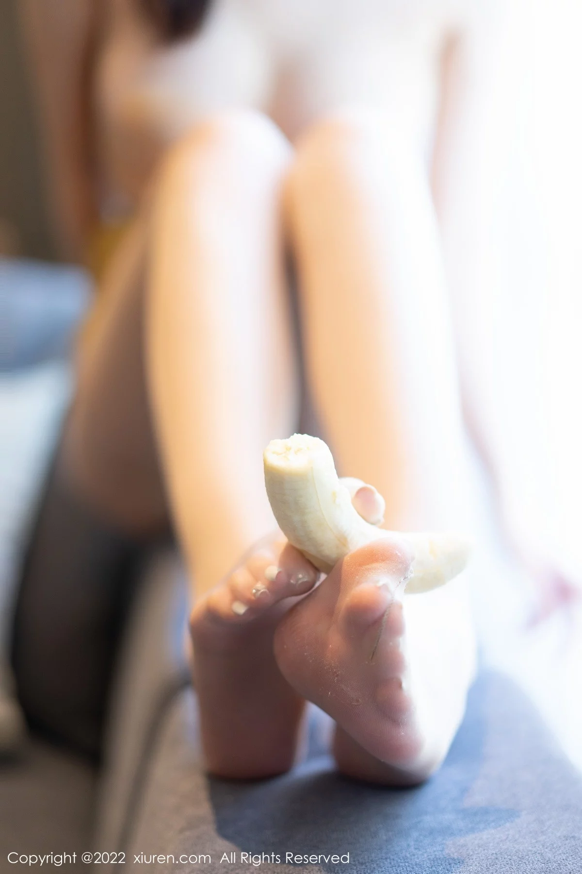 [[XiuRen秀人网]秀人网]No.5853_模特是小逗逗醉酒主题淡黄上衣配短裙露粉红蕾丝内衣诱惑写真72P