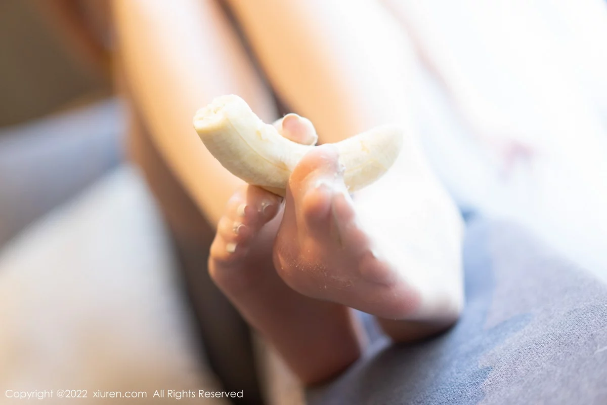 [[XiuRen秀人网]秀人网]No.5853_模特是小逗逗醉酒主题淡黄上衣配短裙露粉红蕾丝内衣诱惑写真72P