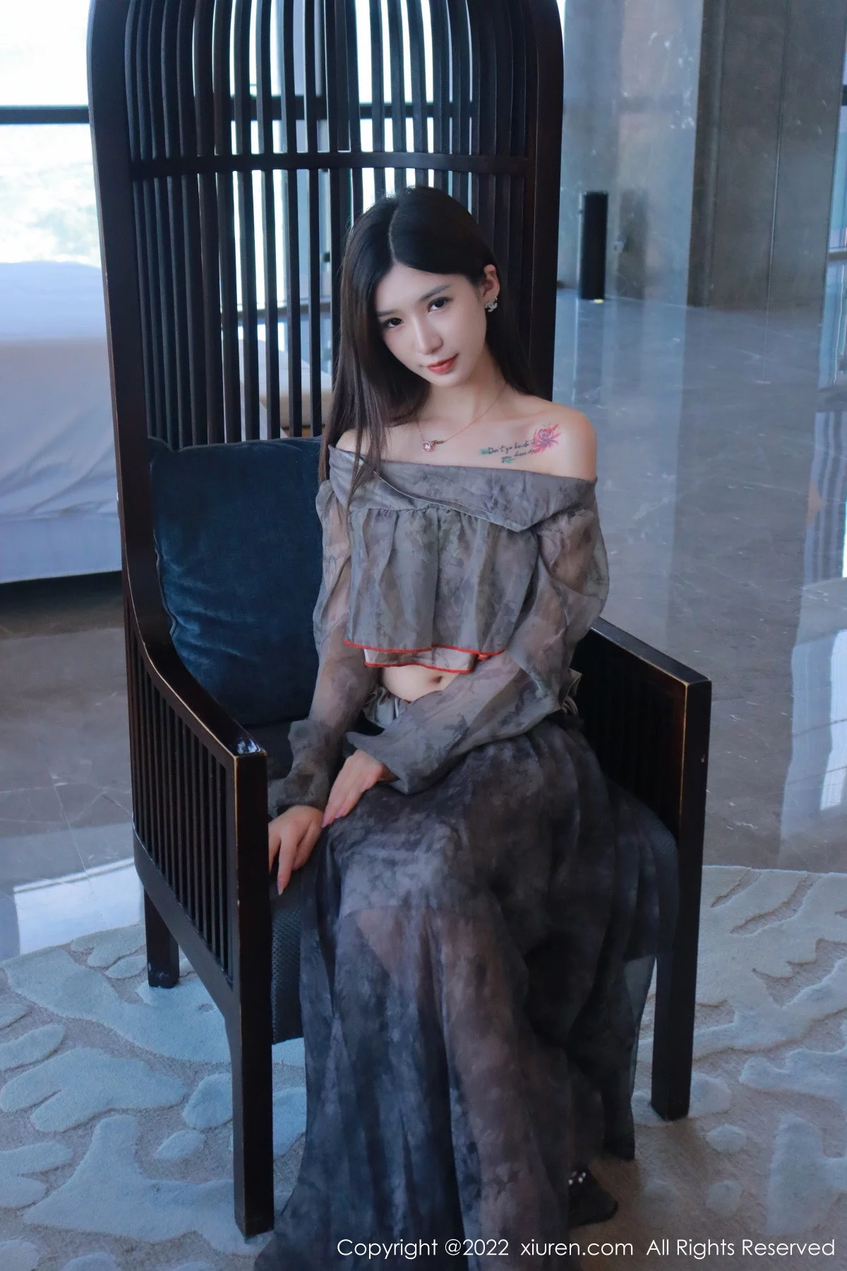 [[XiuRen秀人网]秀人网]No.5857_模特hebe韩心雨暗灰色上衣配性感长裙露丁字裤秀翘臀诱惑写真50P