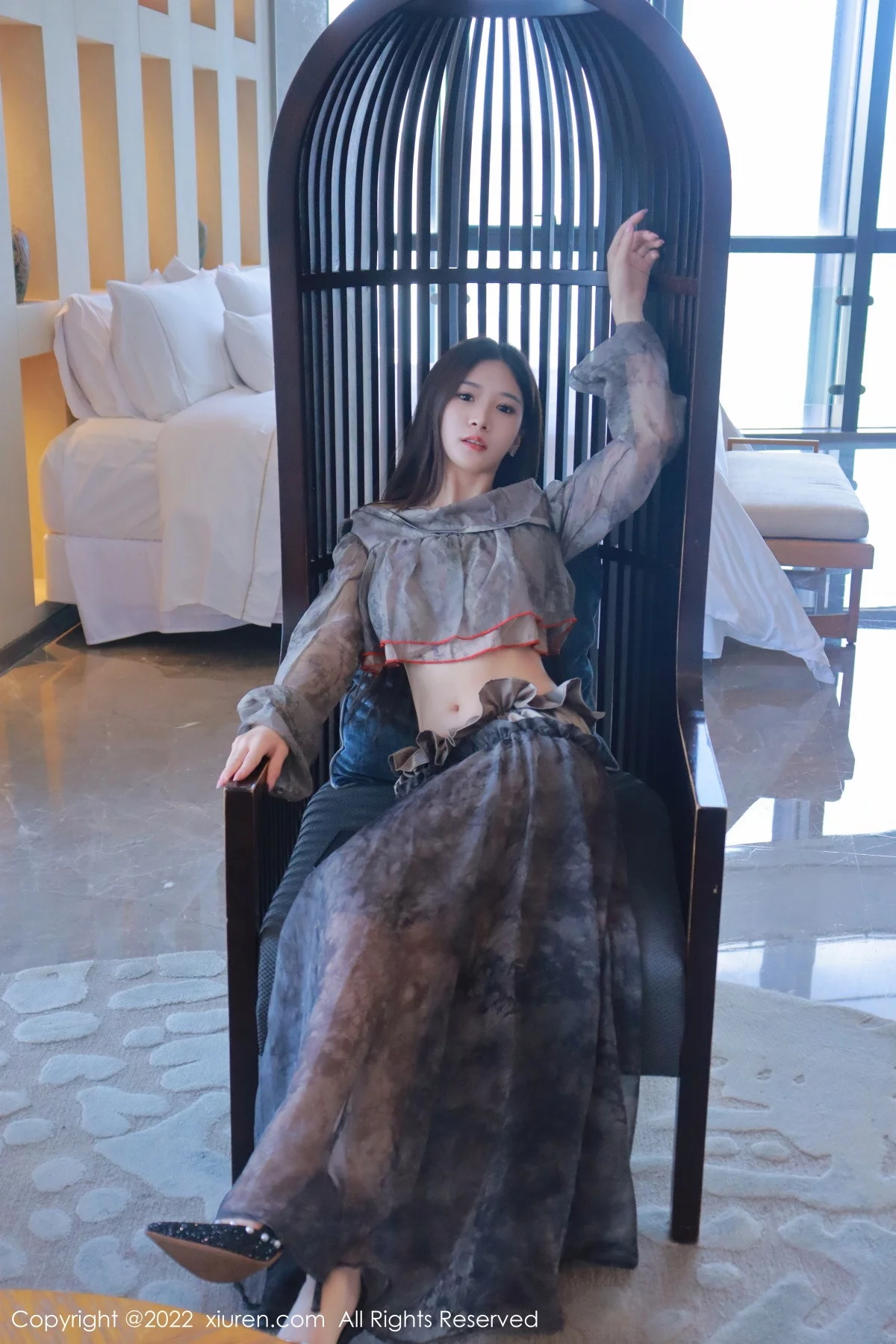 [[XiuRen秀人网]秀人网]No.5857_模特hebe韩心雨暗灰色上衣配性感长裙露丁字裤秀翘臀诱惑写真50P