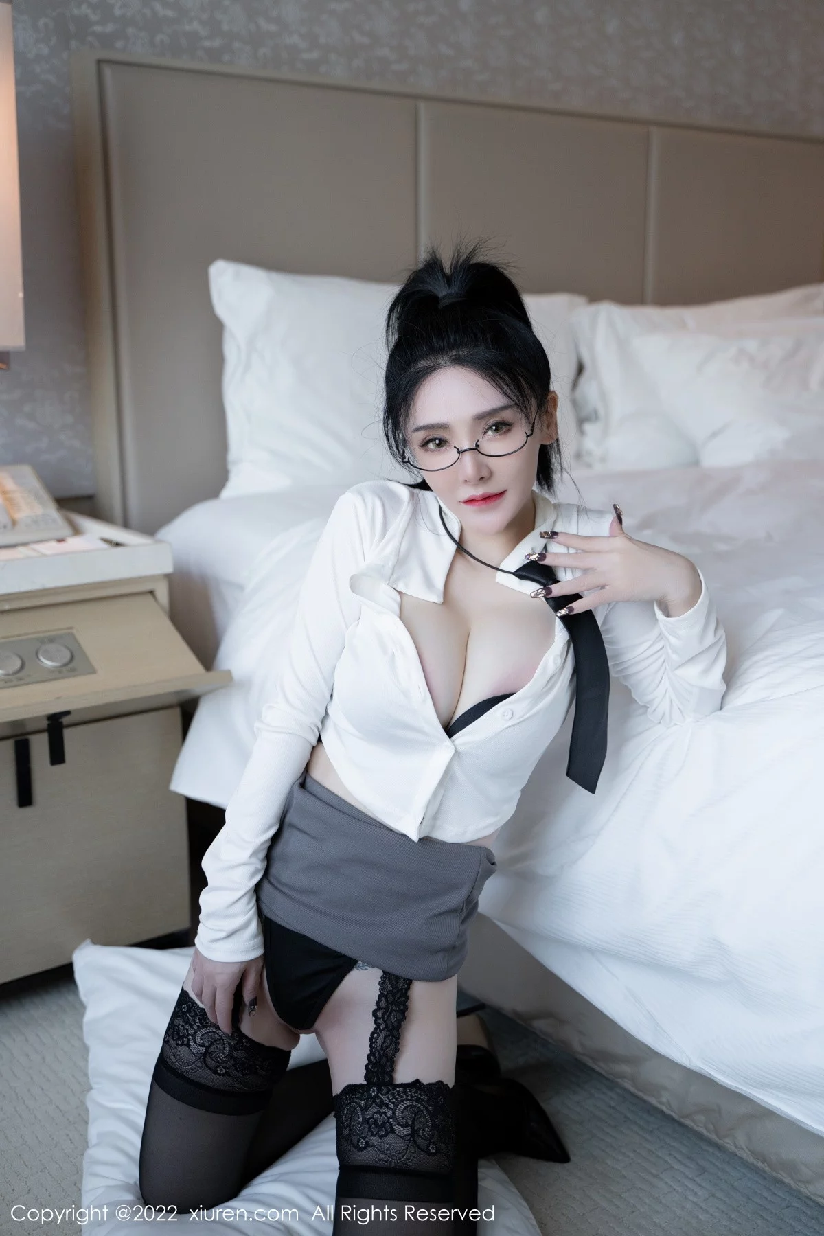 [[XiuRen秀人网]秀人网]No.5856_模特潘娇娇性感白色上衣配灰短裙半撩秀巨乳肥臀惹火诱惑写真118P