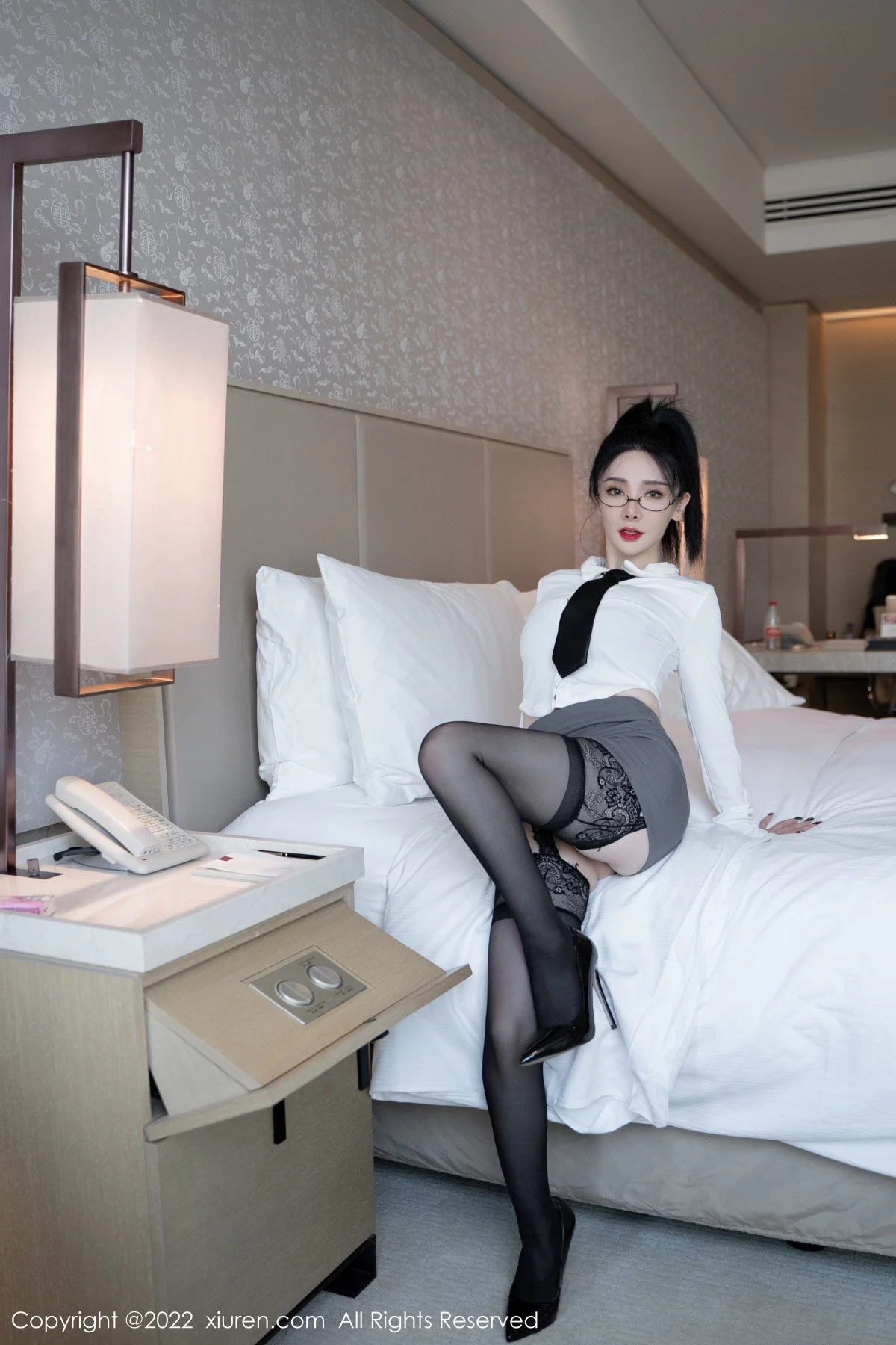 [[XiuRen秀人网]秀人网]No.5856_模特潘娇娇性感白色上衣配灰短裙半撩秀巨乳肥臀惹火诱惑写真118P