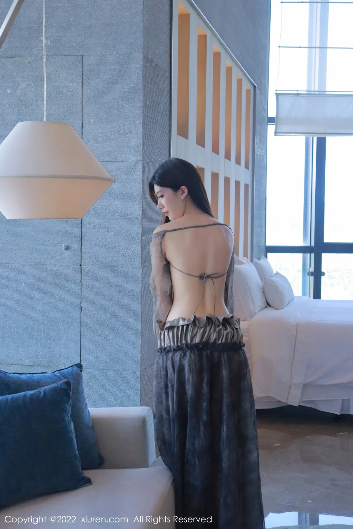 [[XiuRen秀人网]秀人网]No.5857_模特hebe韩心雨暗灰色上衣配性感长裙露丁字裤秀翘臀诱惑写真50P