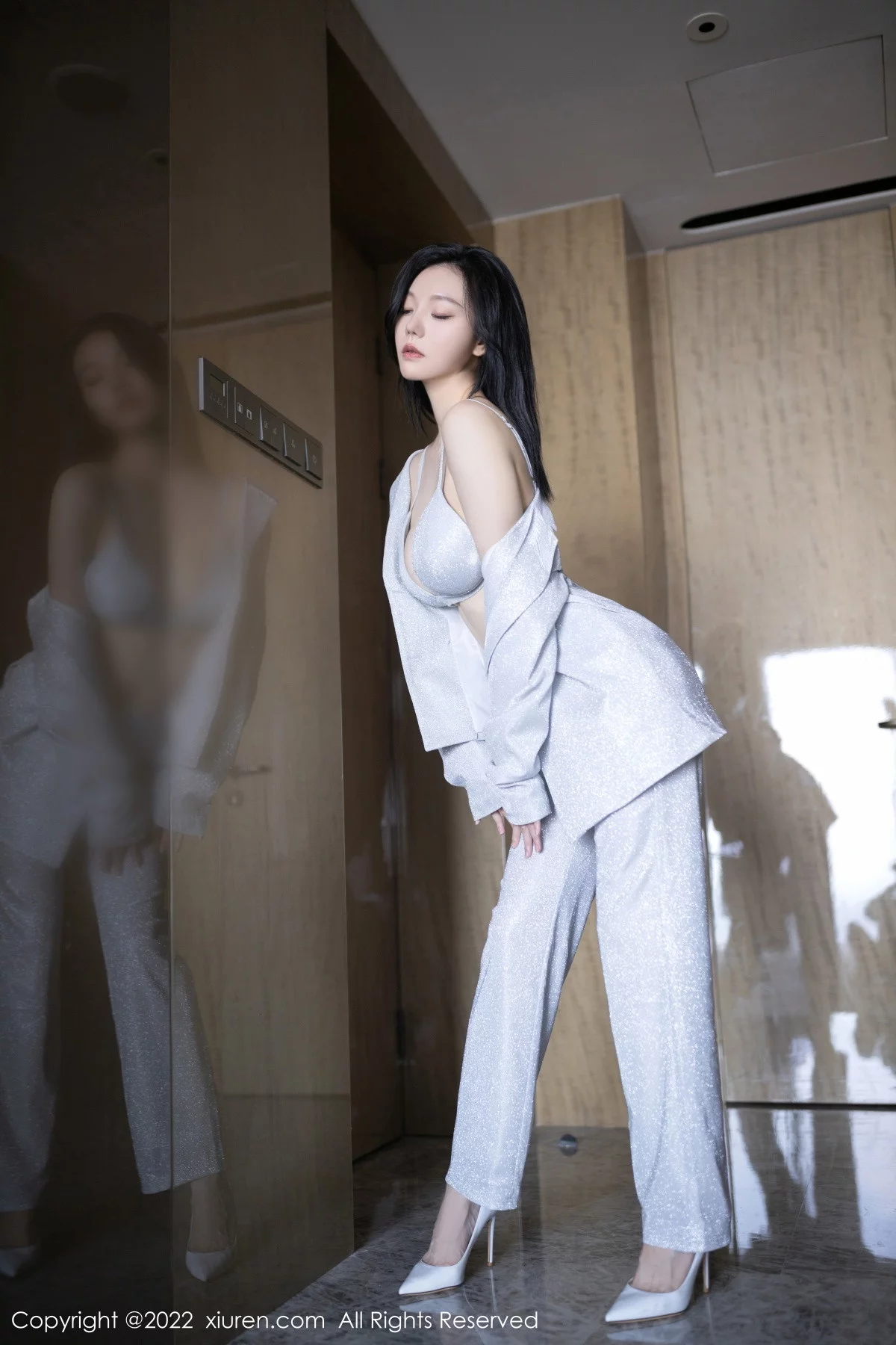 [[XiuRen秀人网]秀人网]No.5859_模特安然anran脱银色西服露性感银色内衣秀完美身材诱惑写真76P