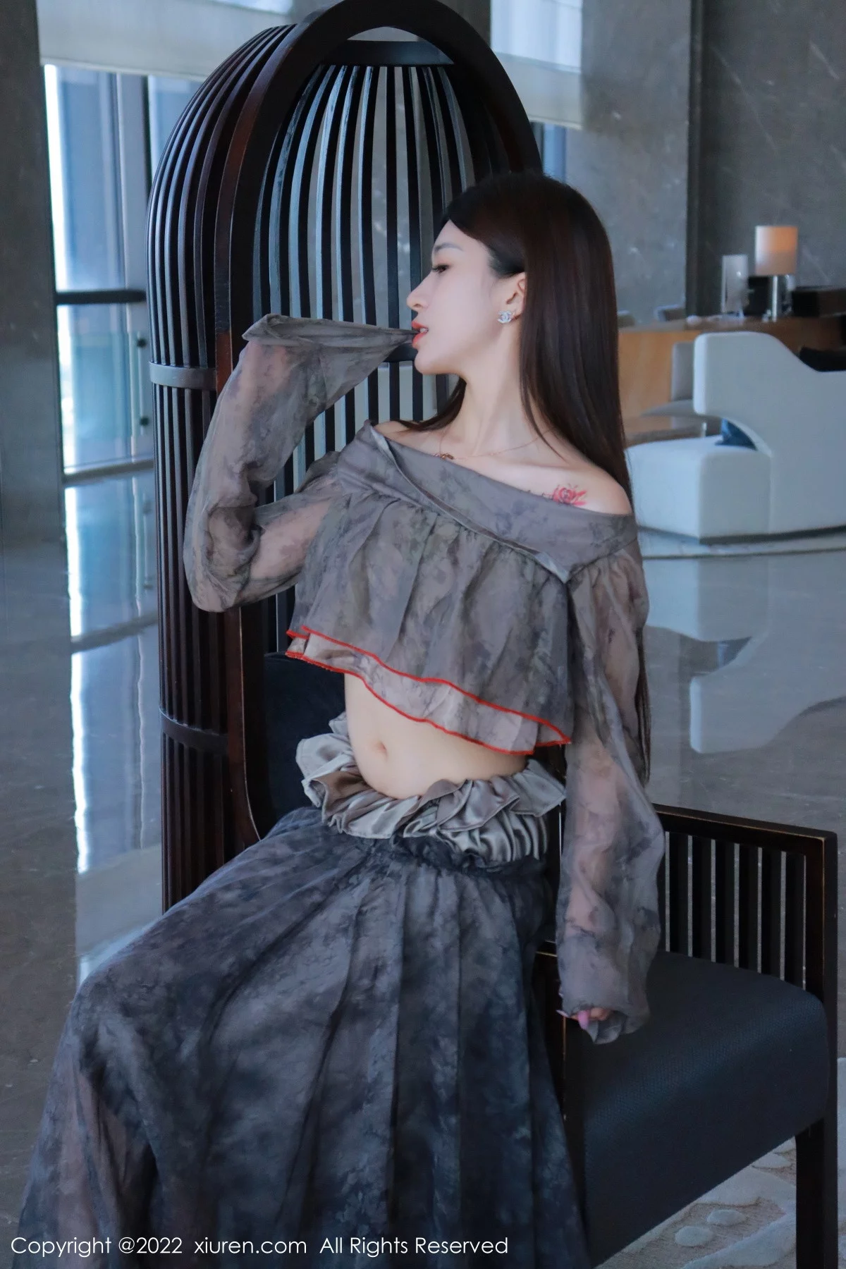 [[XiuRen秀人网]秀人网]No.5857_模特hebe韩心雨暗灰色上衣配性感长裙露丁字裤秀翘臀诱惑写真50P