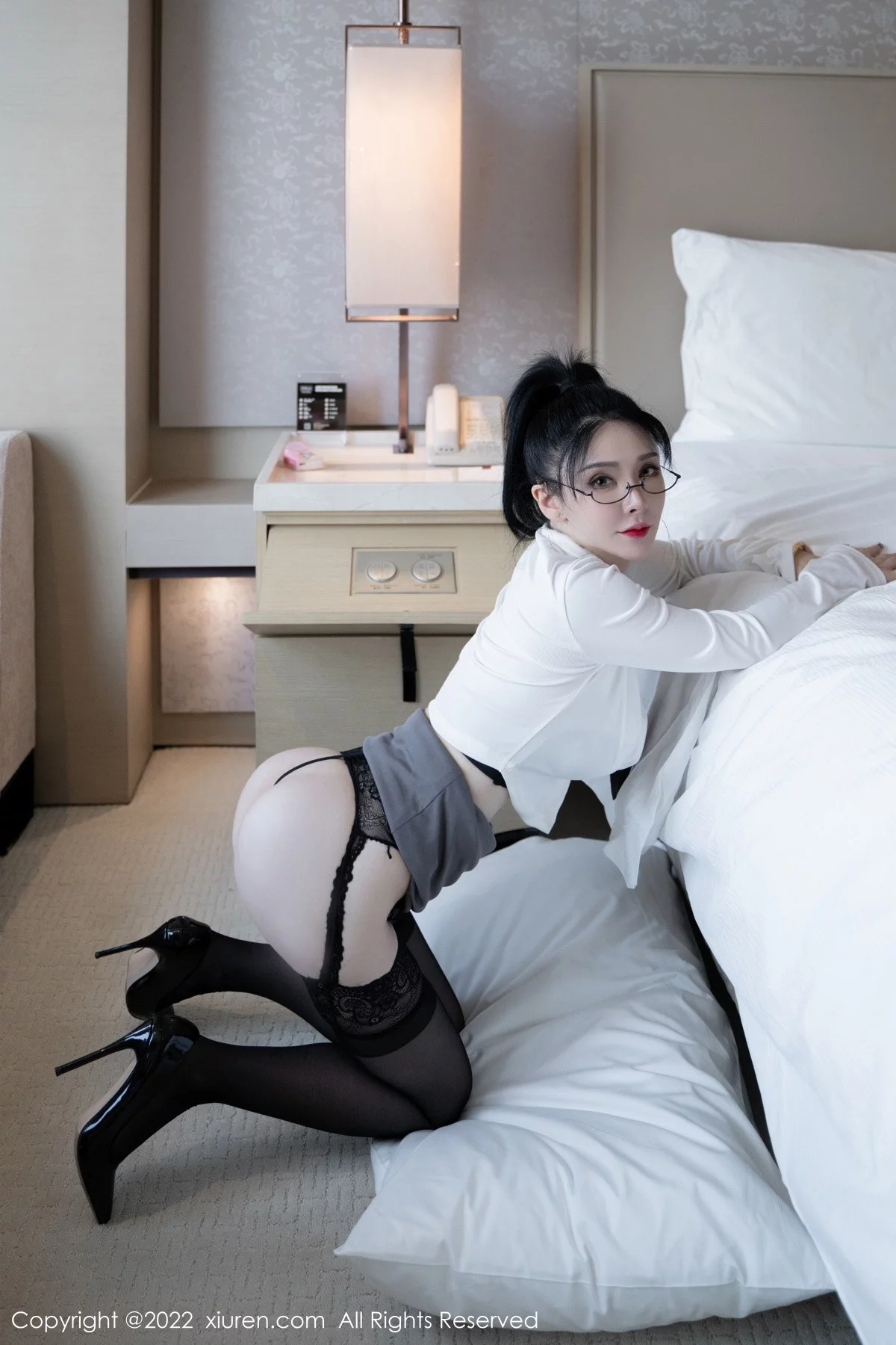 [[XiuRen秀人网]秀人网]No.5856_模特潘娇娇性感白色上衣配灰短裙半撩秀巨乳肥臀惹火诱惑写真118P