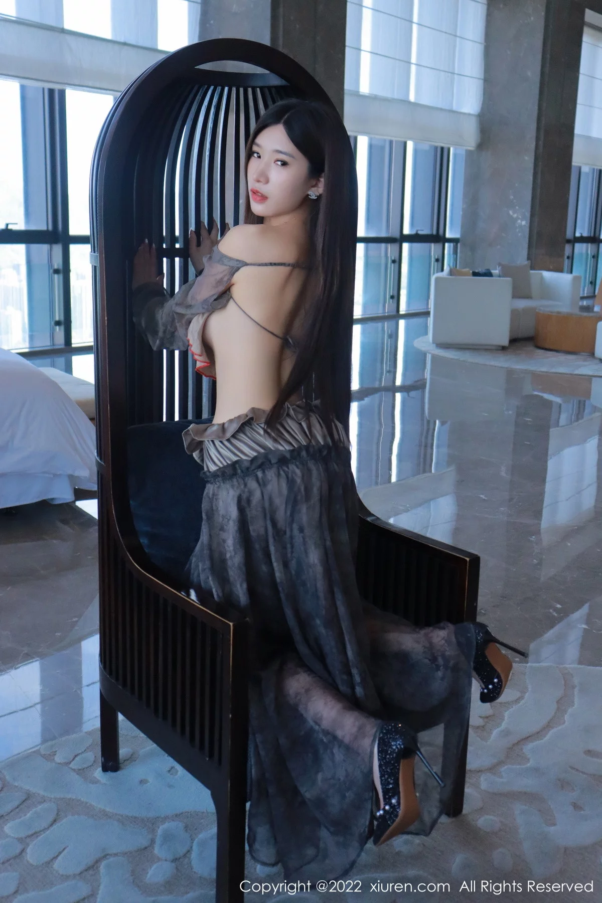 [[XiuRen秀人网]秀人网]No.5857_模特hebe韩心雨暗灰色上衣配性感长裙露丁字裤秀翘臀诱惑写真50P