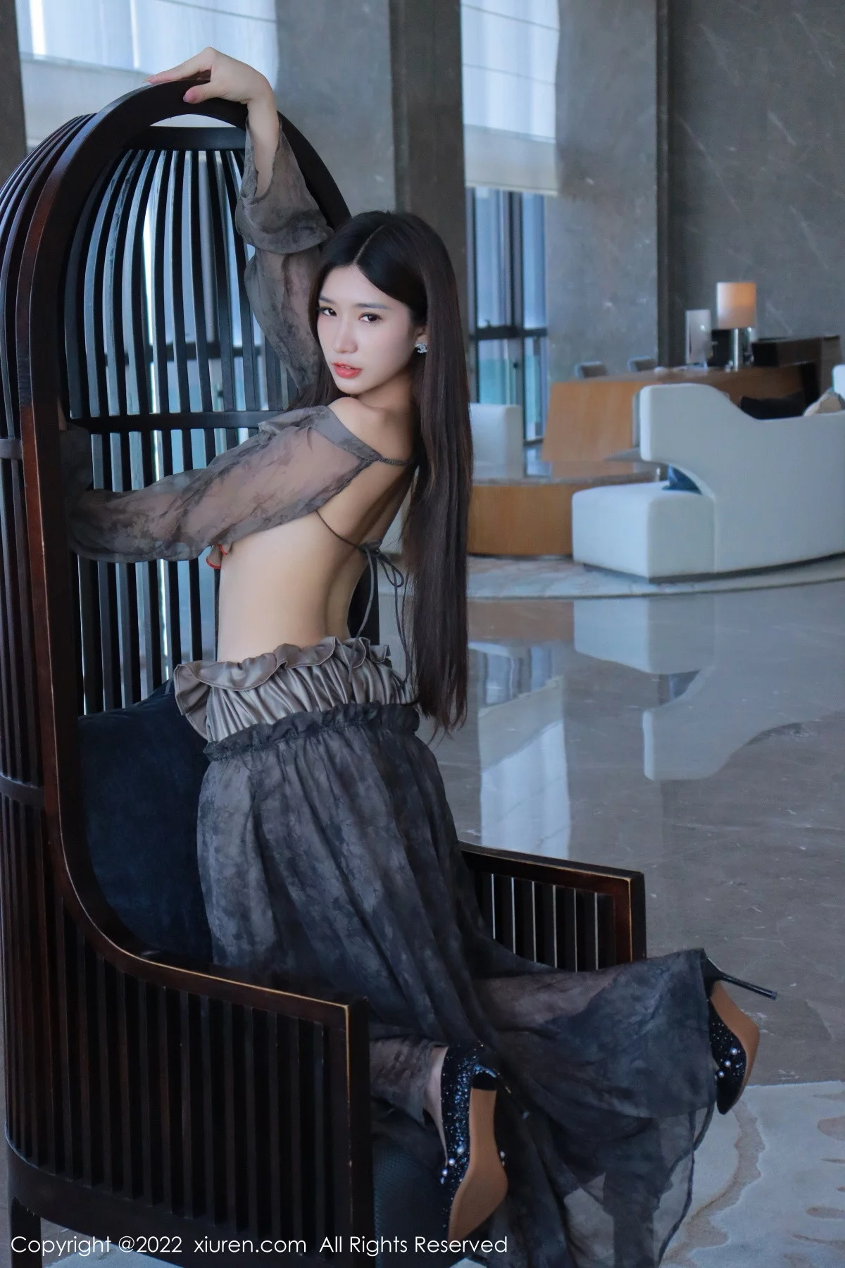 [[XiuRen秀人网]秀人网]No.5857_模特hebe韩心雨暗灰色上衣配性感长裙露丁字裤秀翘臀诱惑写真50P