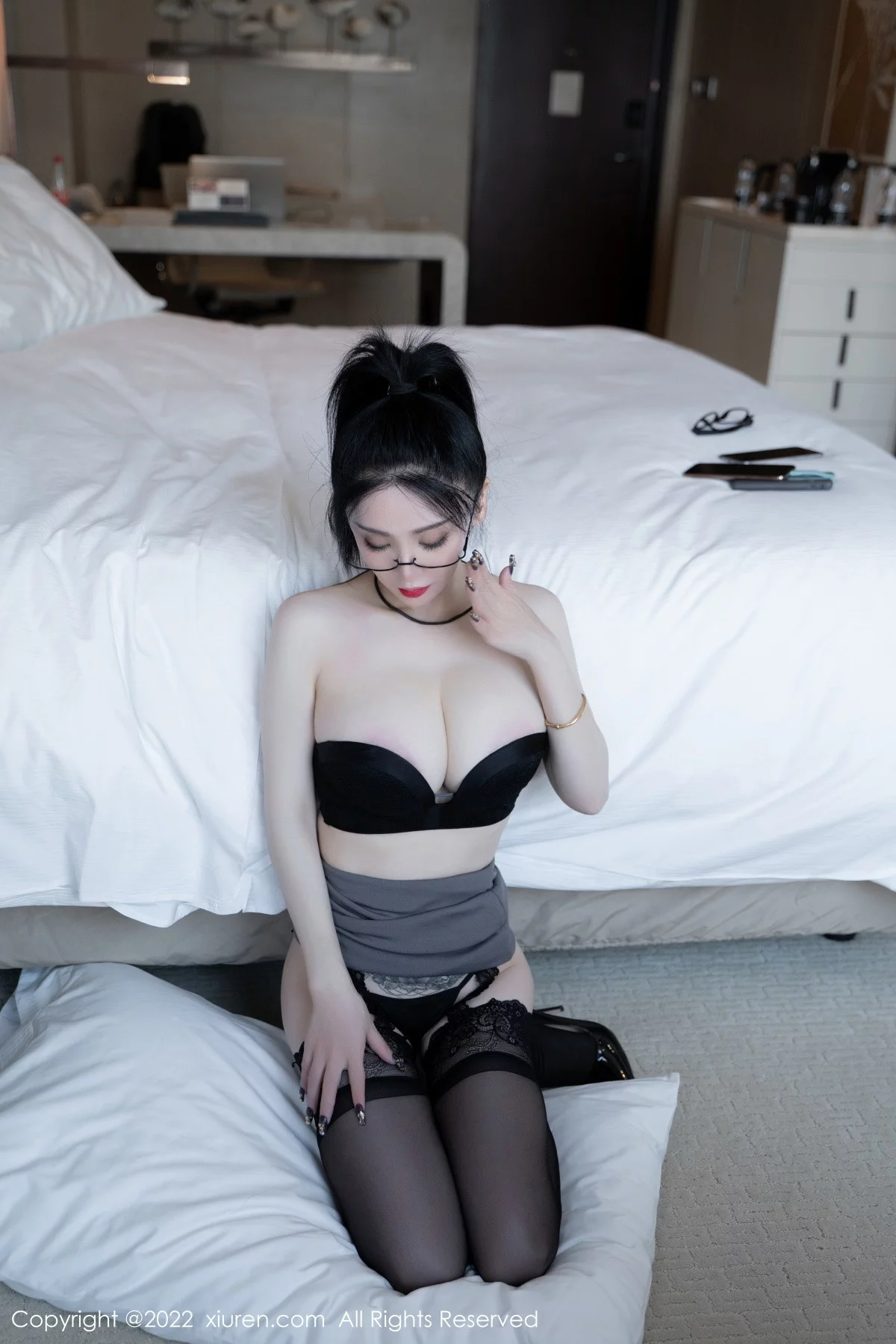 [[XiuRen秀人网]秀人网]No.5856_模特潘娇娇性感白色上衣配灰短裙半撩秀巨乳肥臀惹火诱惑写真118P