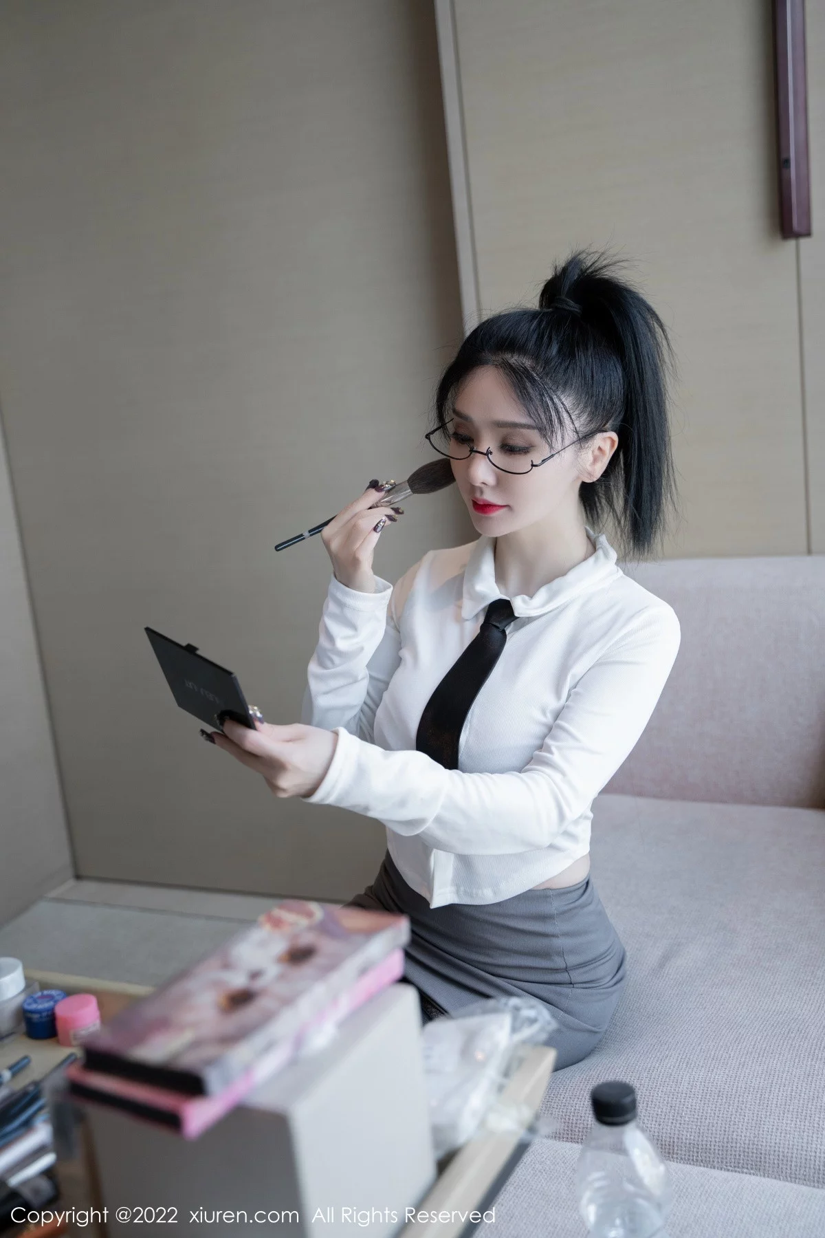 [[XiuRen秀人网]秀人网]No.5856_模特潘娇娇性感白色上衣配灰短裙半撩秀巨乳肥臀惹火诱惑写真118P