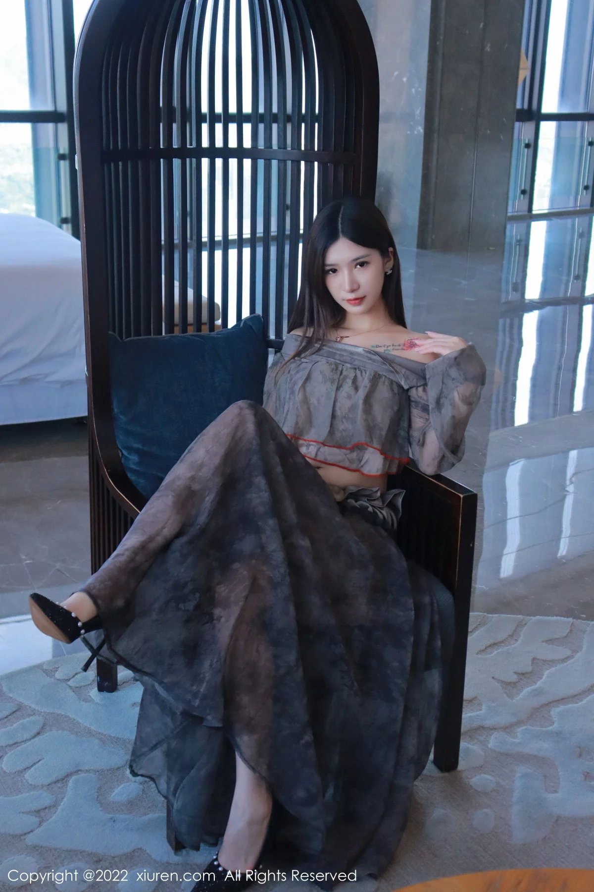 [[XiuRen秀人网]秀人网]No.5857_模特hebe韩心雨暗灰色上衣配性感长裙露丁字裤秀翘臀诱惑写真50P