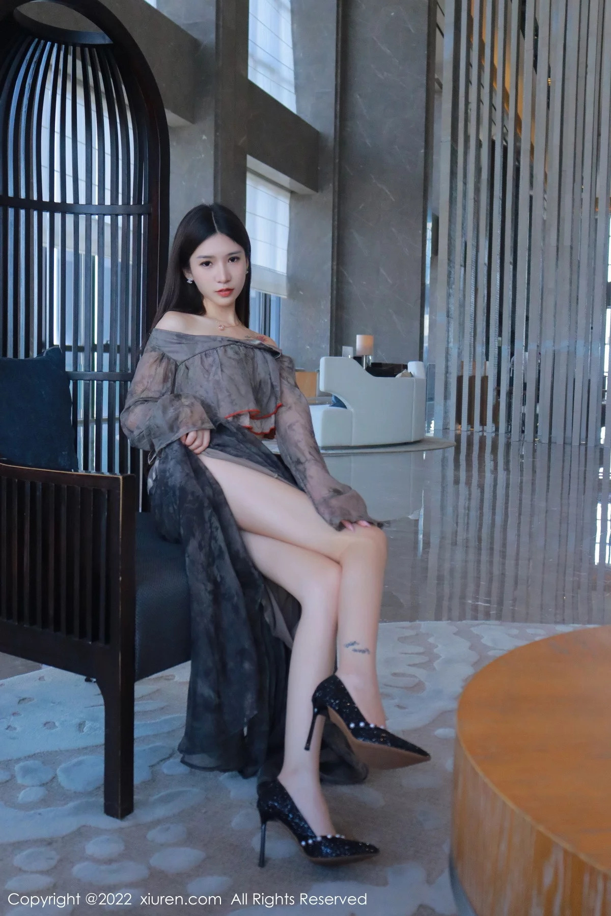 [[XiuRen秀人网]秀人网]No.5857_模特hebe韩心雨暗灰色上衣配性感长裙露丁字裤秀翘臀诱惑写真50P