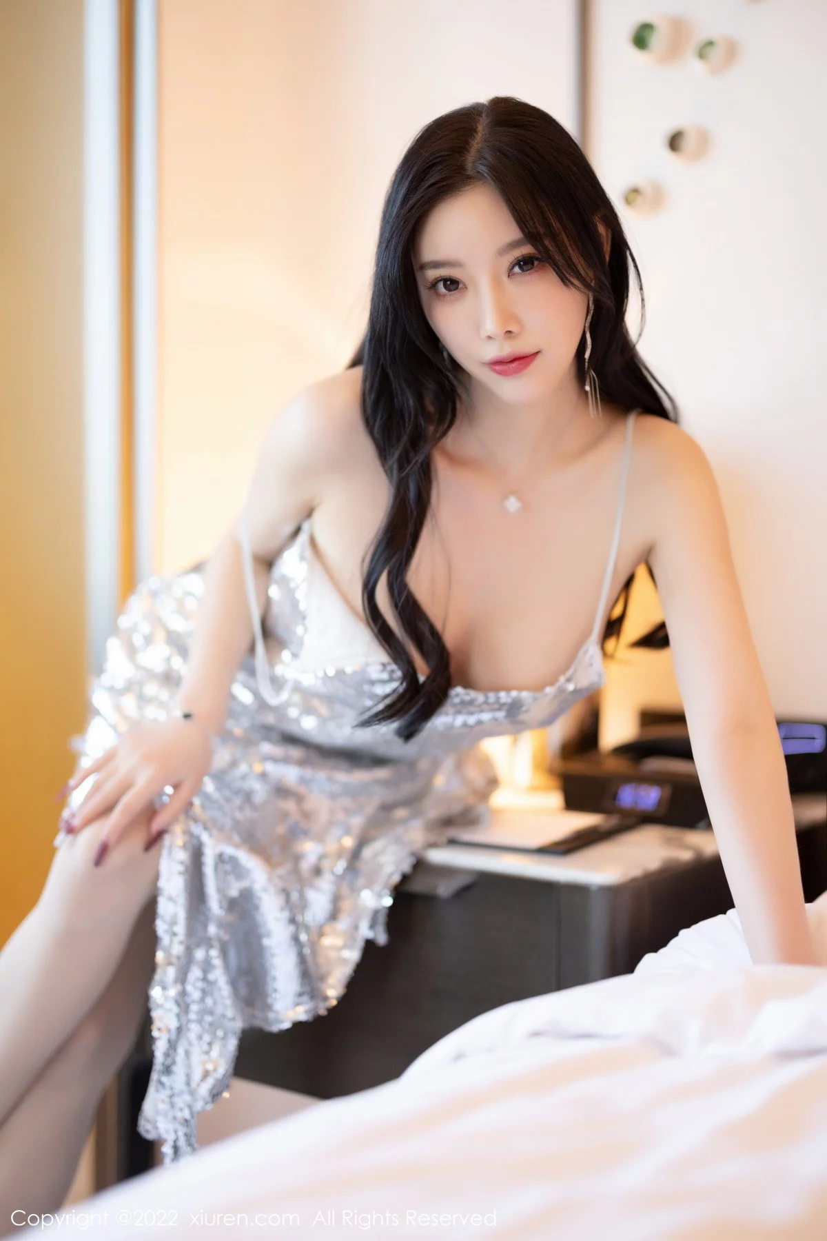 [[XiuRen秀人网]秀人网]No.5860_女神杨晨晨Yome性感银色吊带短裙露黑色蕾丝内衣惹火诱惑写真81P