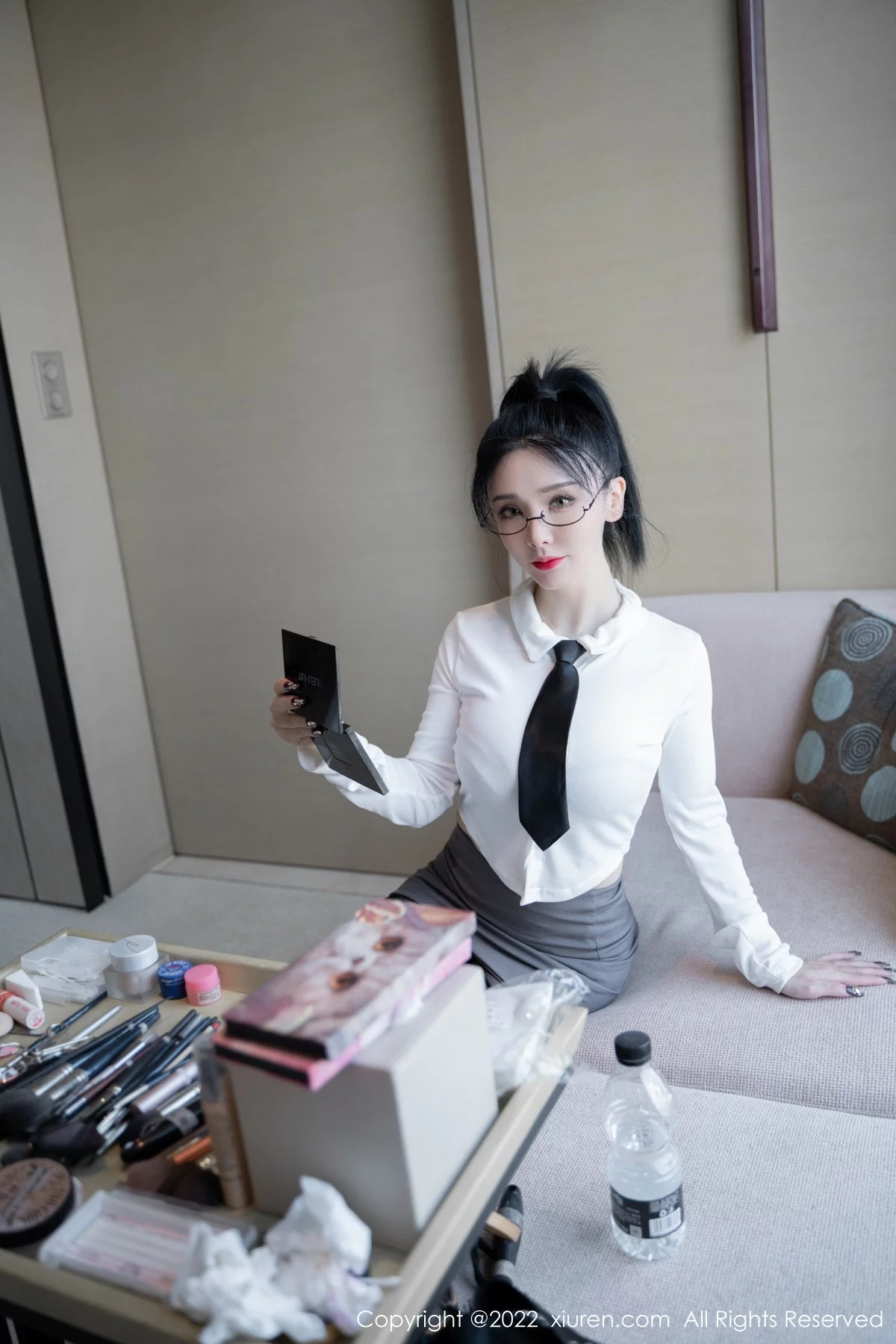 [[XiuRen秀人网]秀人网]No.5856_模特潘娇娇性感白色上衣配灰短裙半撩秀巨乳肥臀惹火诱惑写真118P