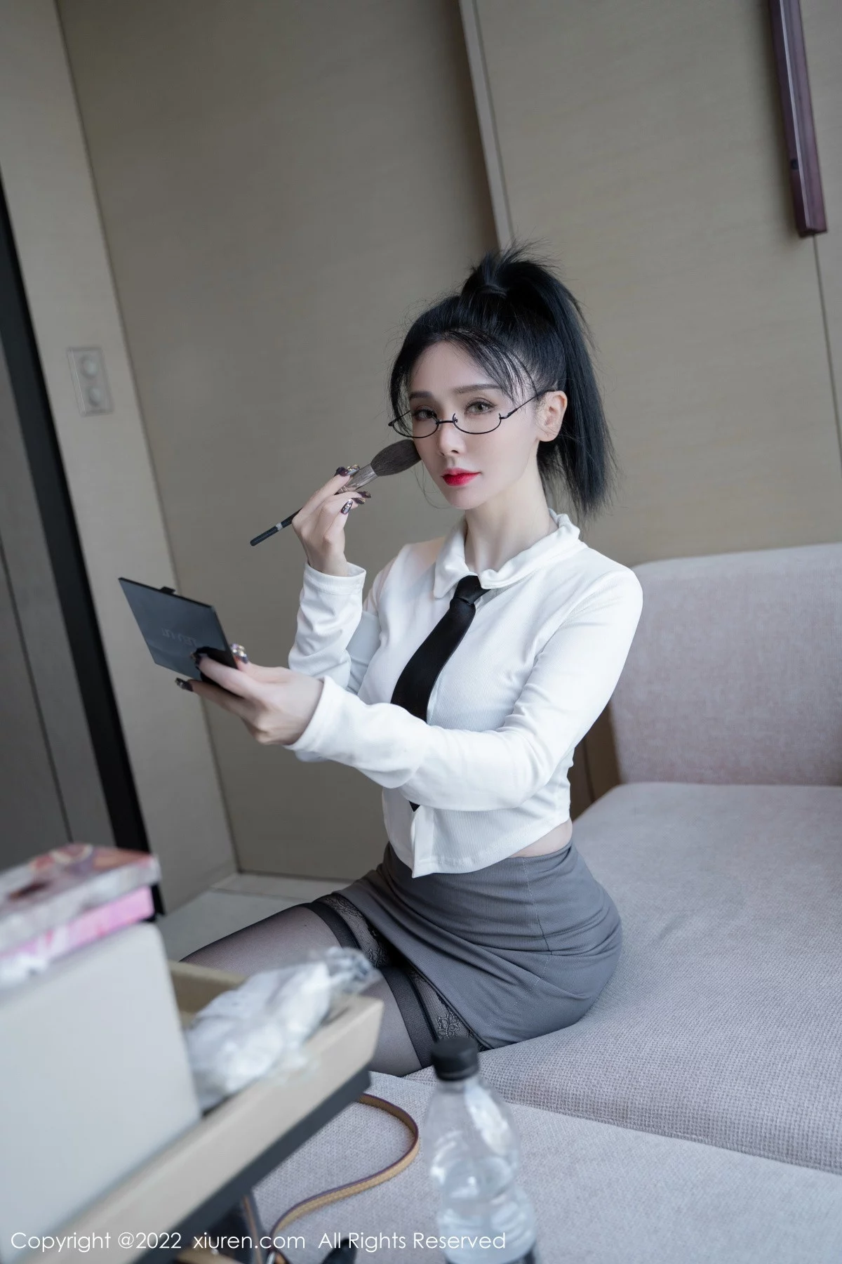 [[XiuRen秀人网]秀人网]No.5856_模特潘娇娇性感白色上衣配灰短裙半撩秀巨乳肥臀惹火诱惑写真118P