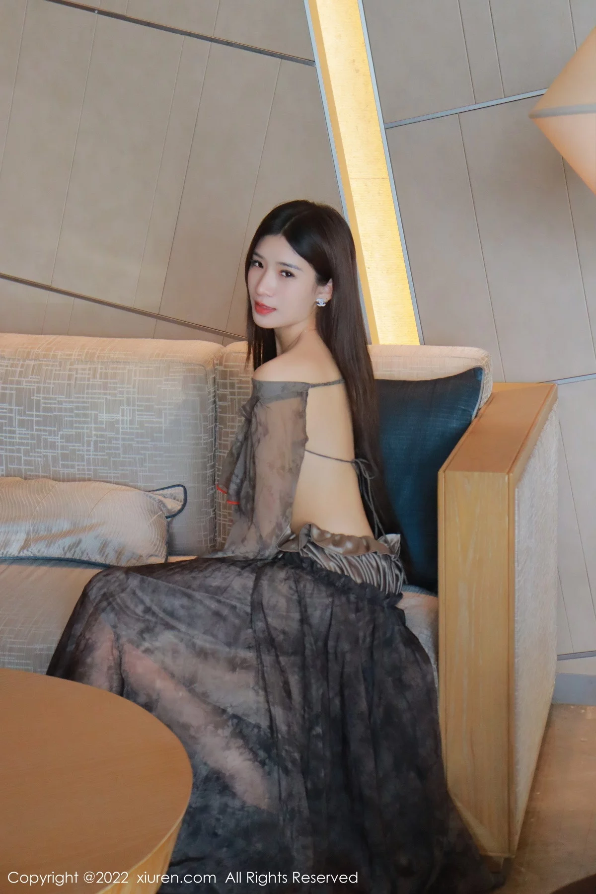 [[XiuRen秀人网]秀人网]No.5857_模特hebe韩心雨暗灰色上衣配性感长裙露丁字裤秀翘臀诱惑写真50P