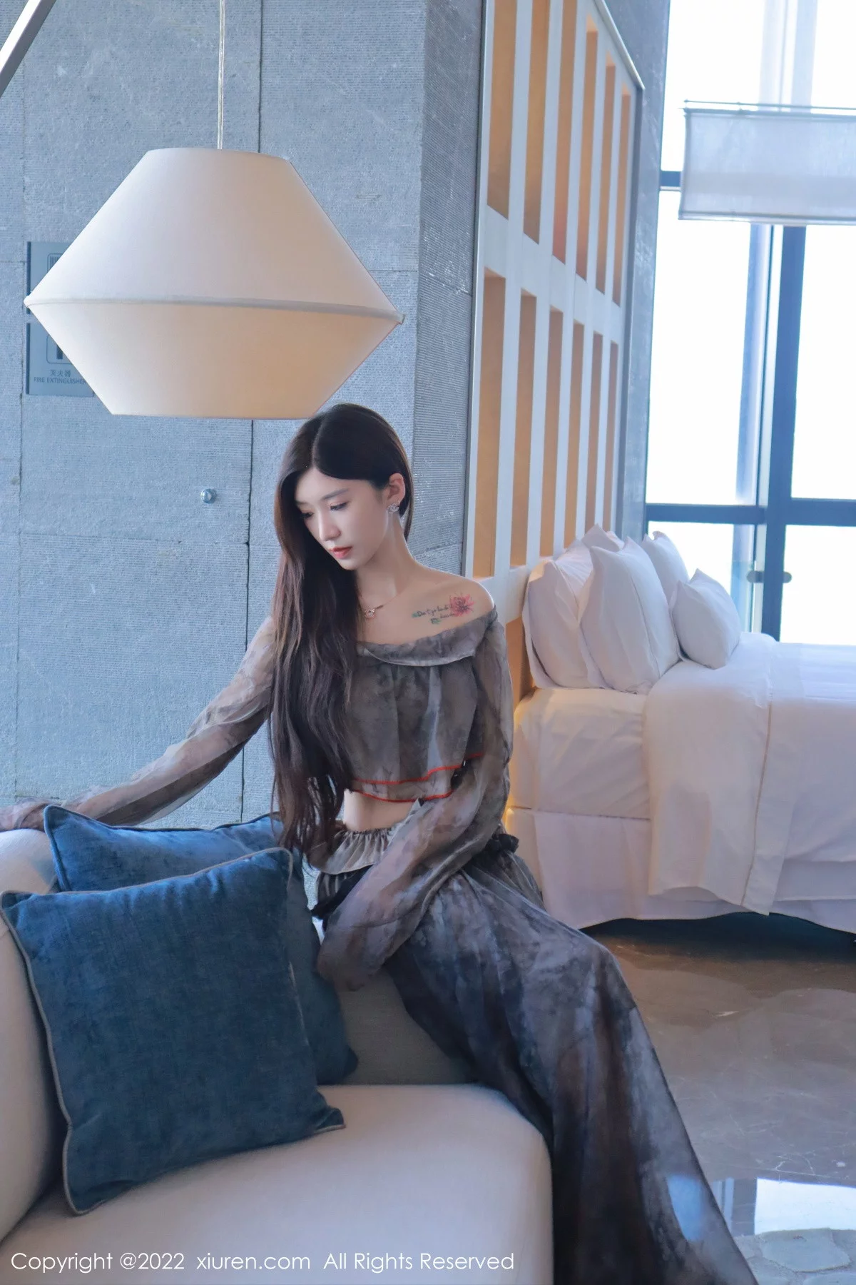 [[XiuRen秀人网]秀人网]No.5857_模特hebe韩心雨暗灰色上衣配性感长裙露丁字裤秀翘臀诱惑写真50P