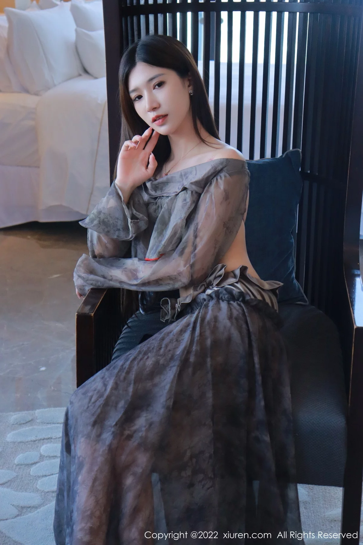 [[XiuRen秀人网]秀人网]No.5857_模特hebe韩心雨暗灰色上衣配性感长裙露丁字裤秀翘臀诱惑写真50P