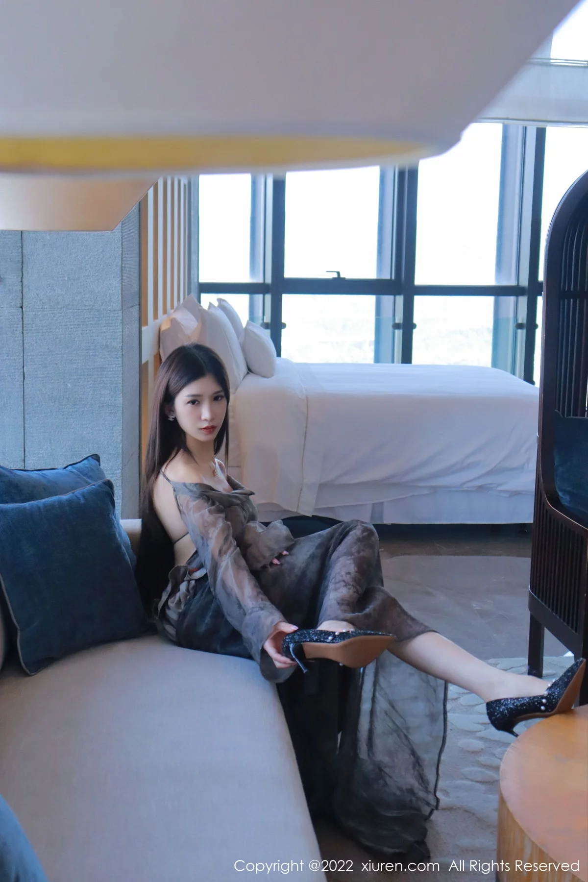 [[XiuRen秀人网]秀人网]No.5857_模特hebe韩心雨暗灰色上衣配性感长裙露丁字裤秀翘臀诱惑写真50P