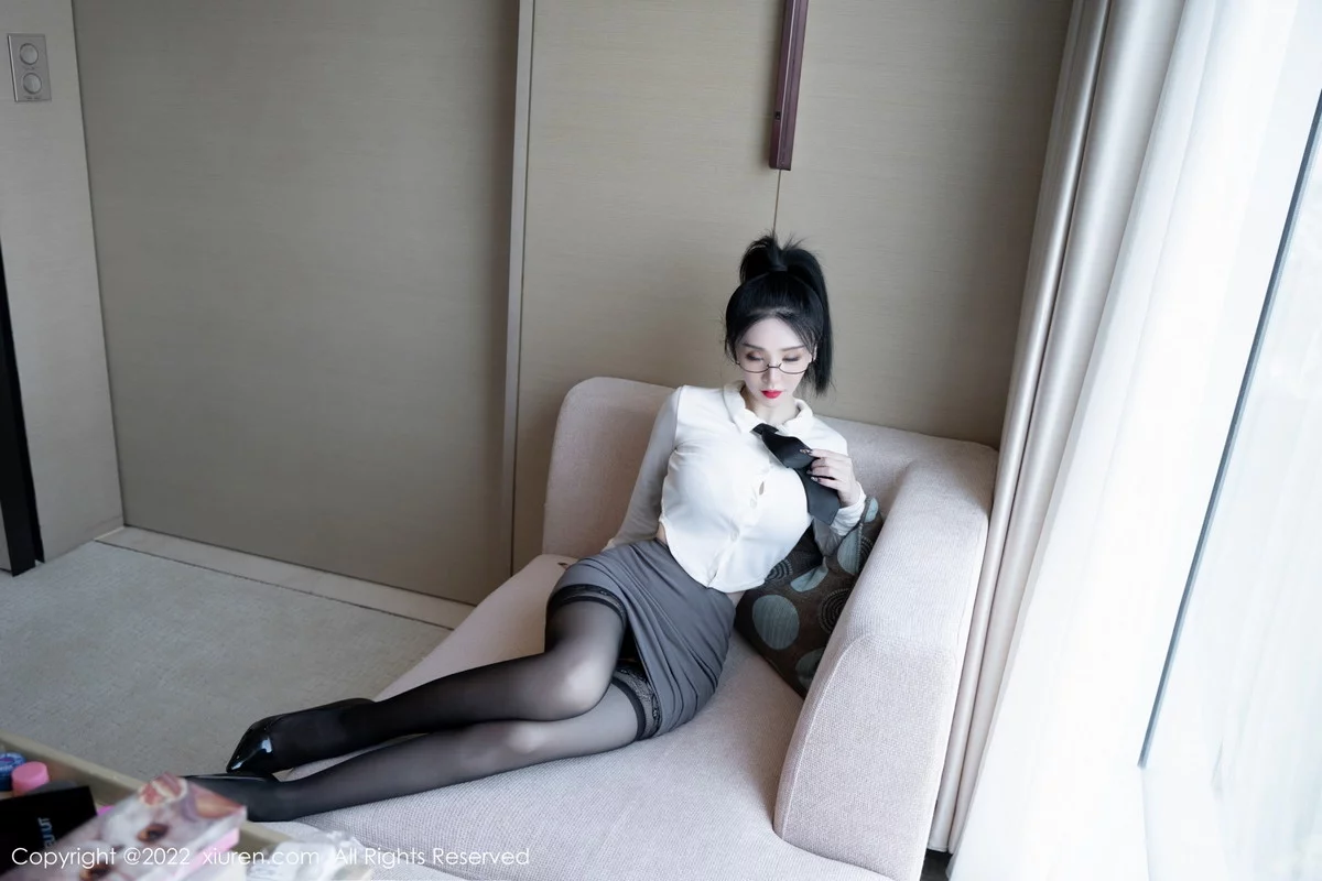 [[XiuRen秀人网]秀人网]No.5856_模特潘娇娇性感白色上衣配灰短裙半撩秀巨乳肥臀惹火诱惑写真118P