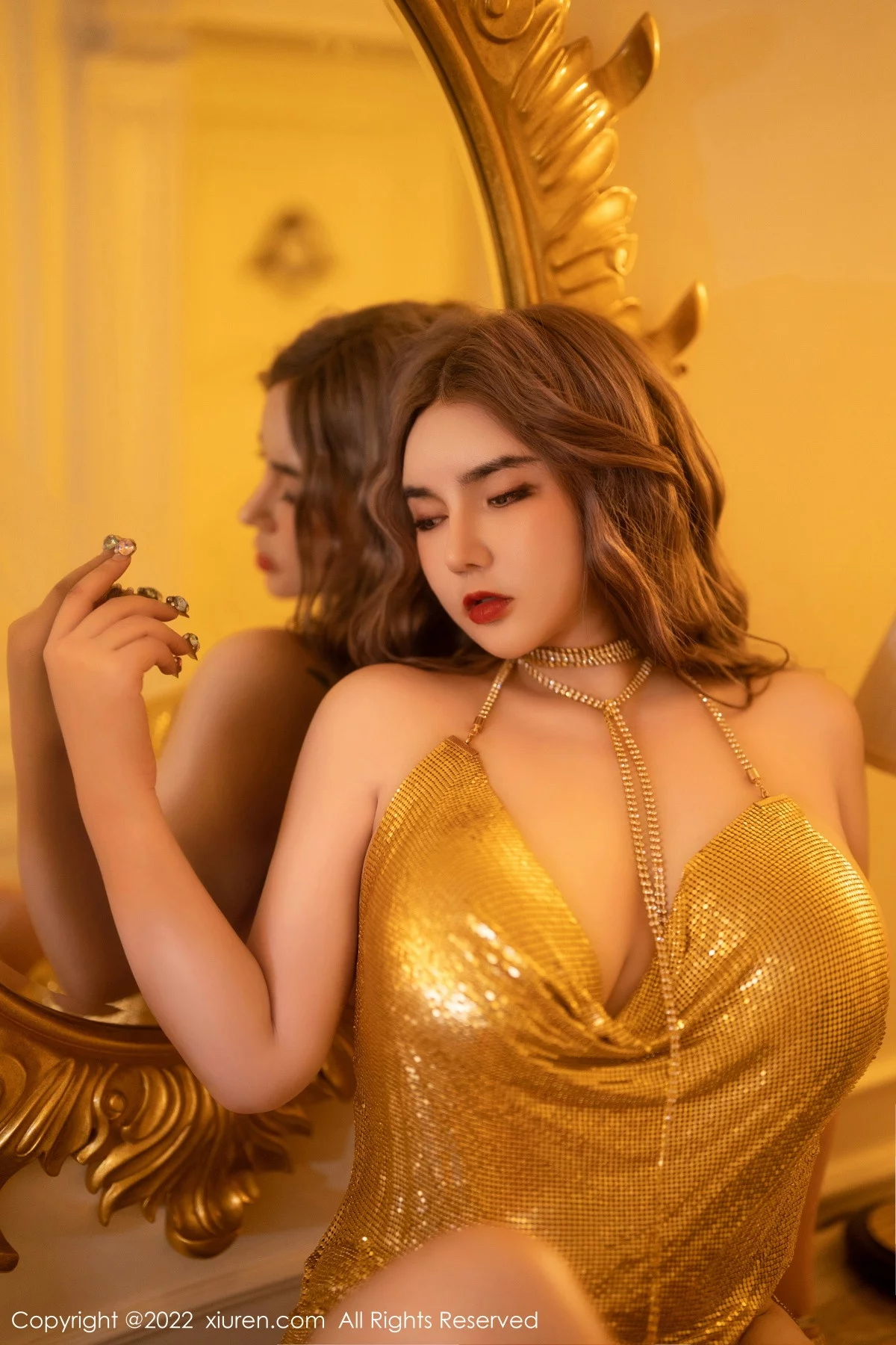 [[XiuRen秀人网]秀人网]No.5862_模特温心怡私房性感金色吊带短裙秀傲人豪乳遮点极致诱惑写真53P