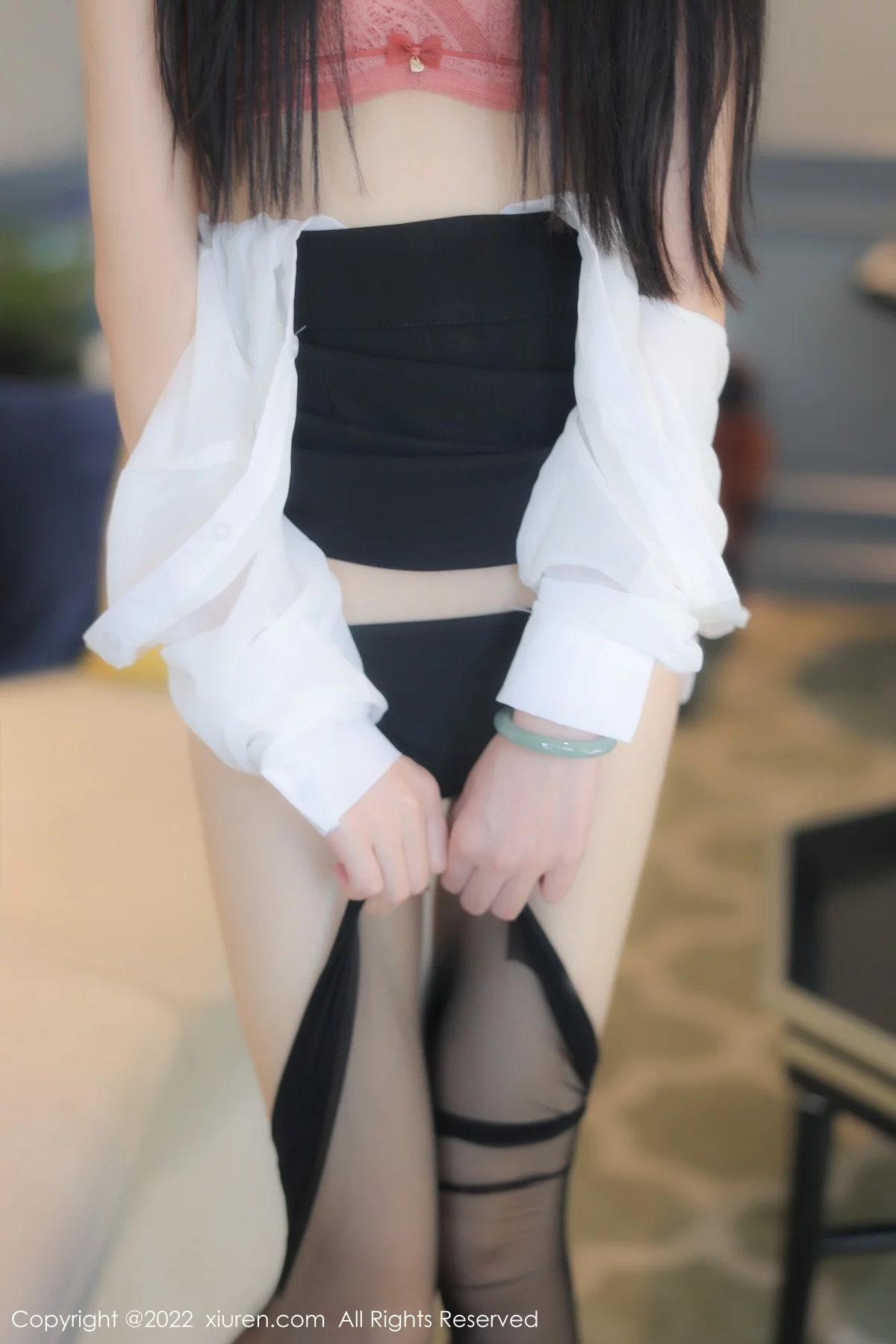 [[XiuRen秀人网]秀人网]No.5861_模特77qiqi白色轻透衣配黑短裙露粉红蕾丝内衣超薄黑丝诱惑写真79P