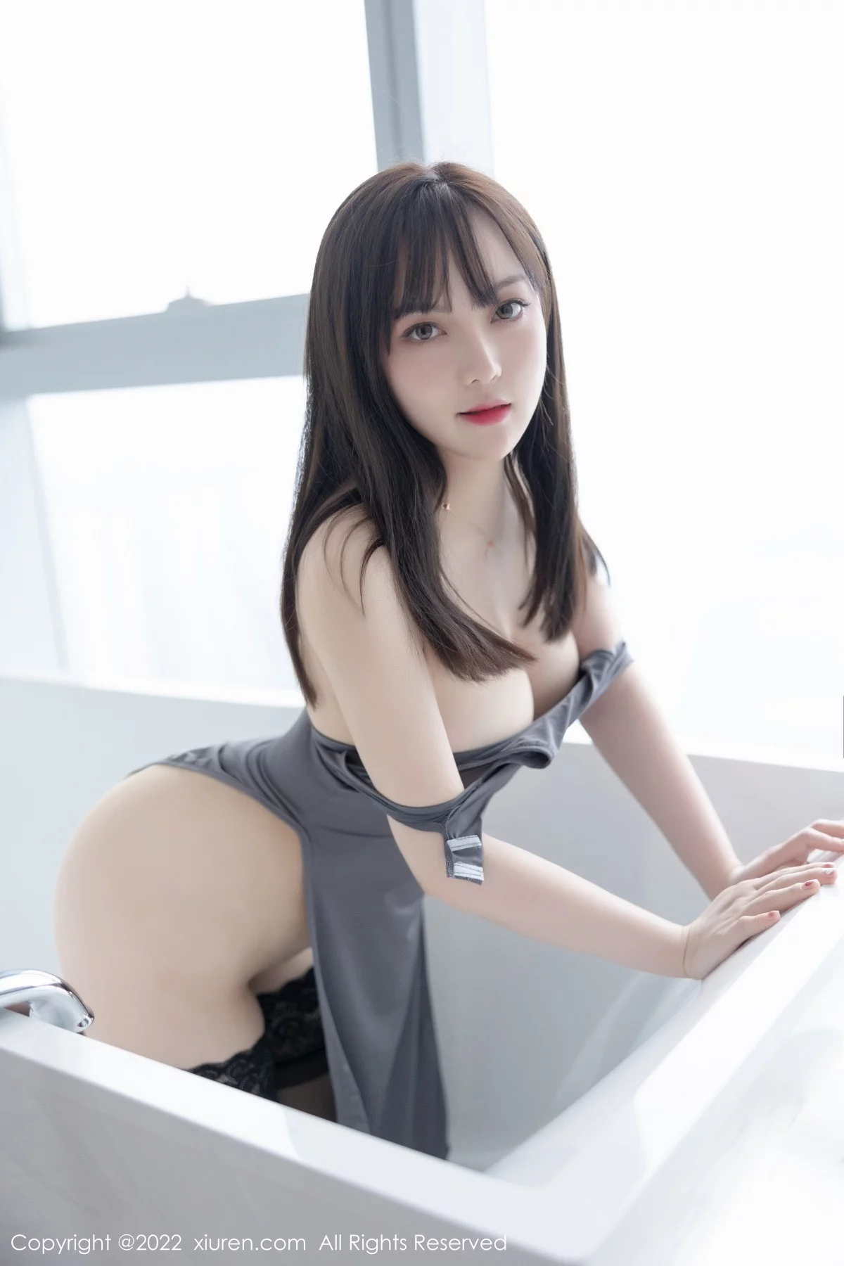 [[XiuRen秀人网]秀人网]No.5865_模特豆瓣酱厦门旅拍灰色露肩短裙配蕾丝袜秀丰满身材诱惑写真71P