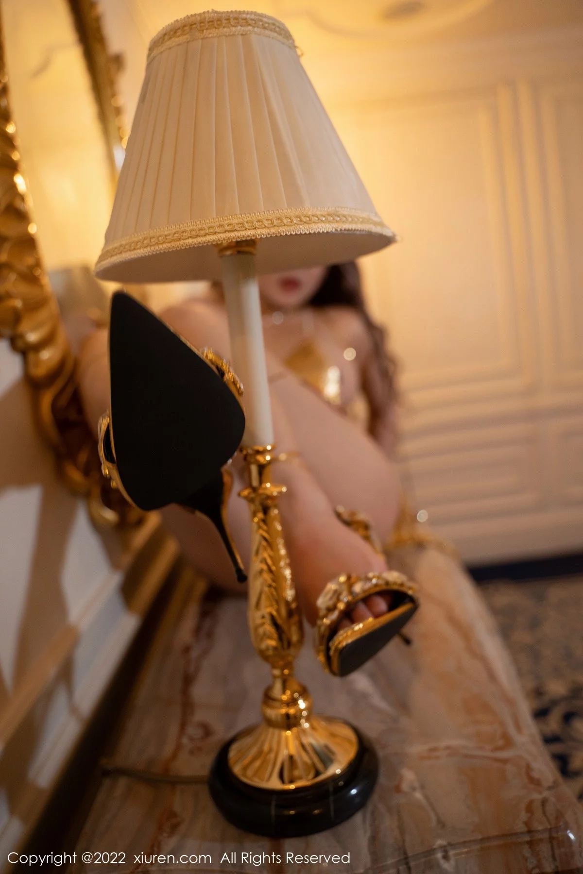 [[XiuRen秀人网]秀人网]No.5862_模特温心怡私房性感金色吊带短裙秀傲人豪乳遮点极致诱惑写真53P