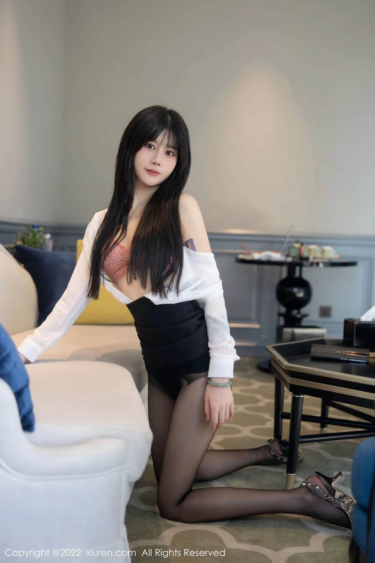 [[XiuRen秀人网]秀人网]No.5861_模特77qiqi白色轻透衣配黑短裙露粉红蕾丝内衣超薄黑丝诱惑写真79P