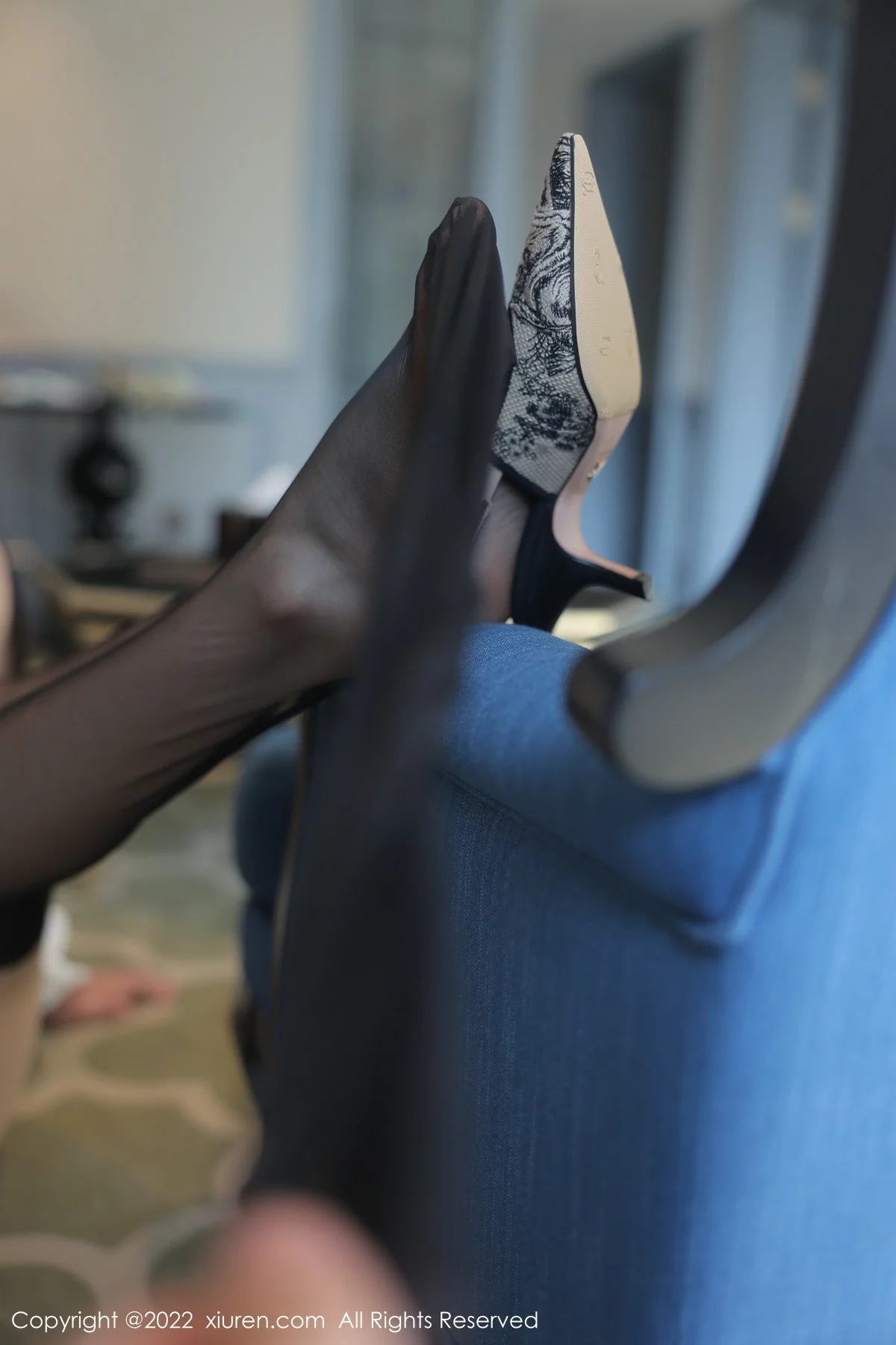 [[XiuRen秀人网]秀人网]No.5861_模特77qiqi白色轻透衣配黑短裙露粉红蕾丝内衣超薄黑丝诱惑写真79P