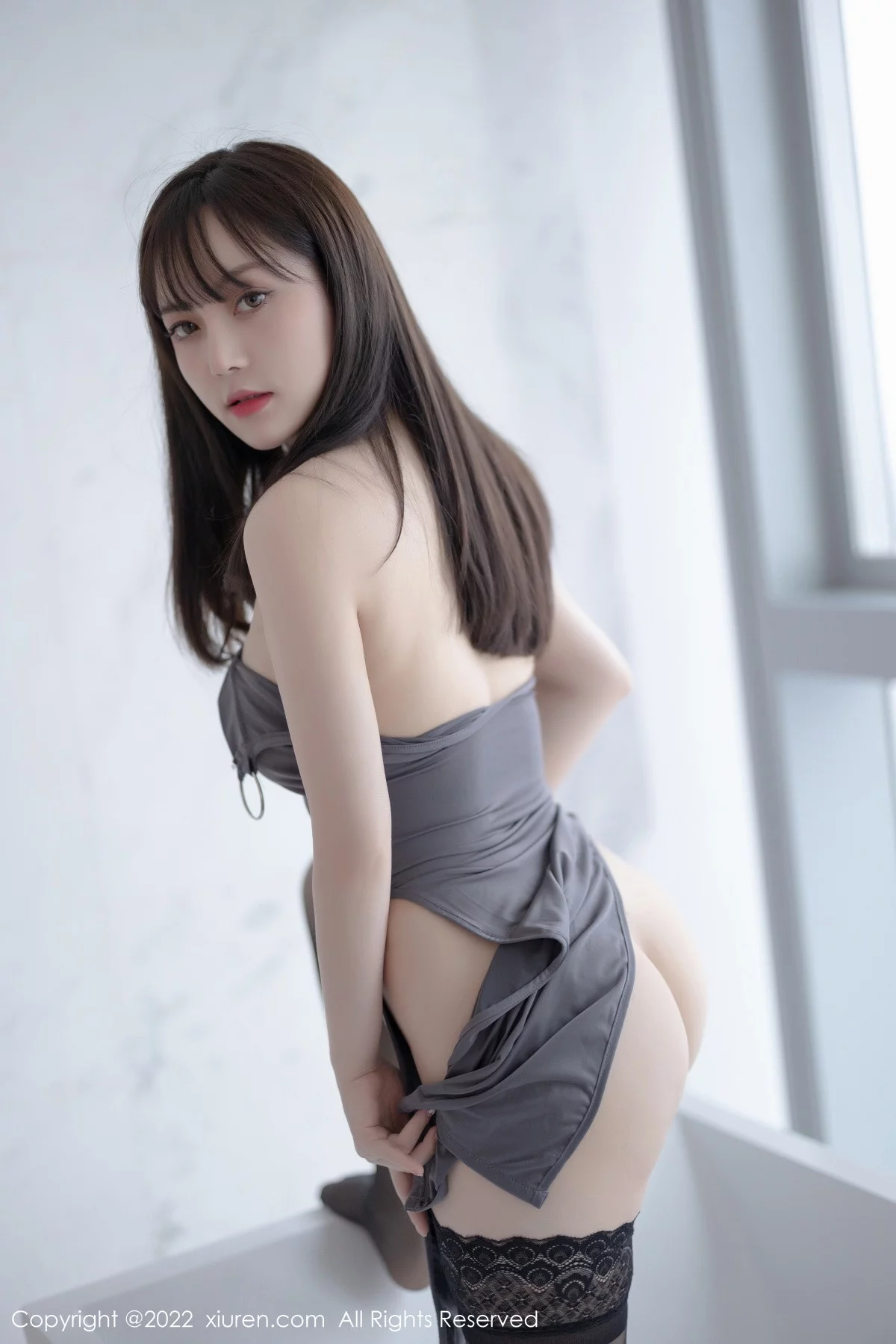 [[XiuRen秀人网]秀人网]No.5865_模特豆瓣酱厦门旅拍灰色露肩短裙配蕾丝袜秀丰满身材诱惑写真71P
