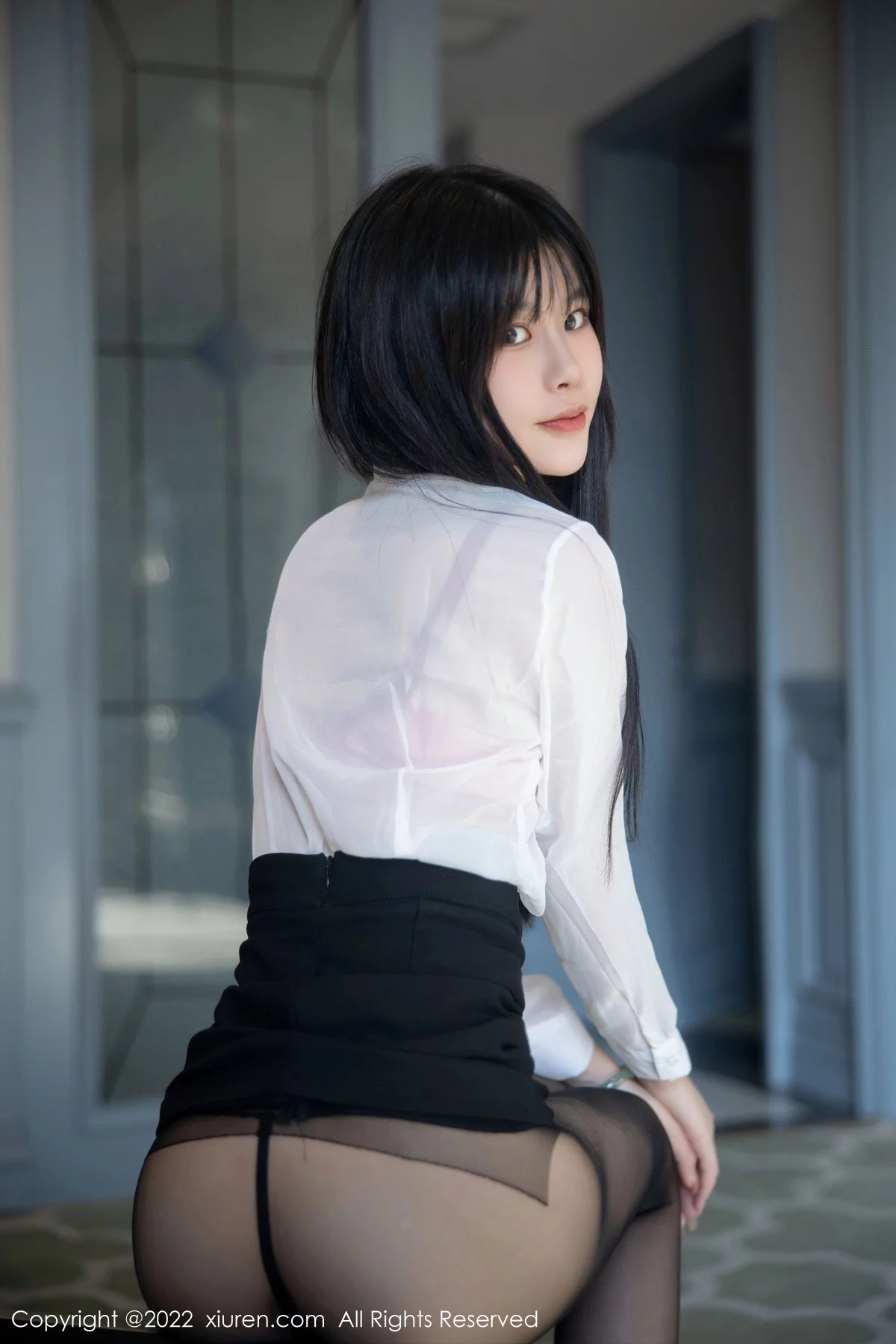 [[XiuRen秀人网]秀人网]No.5861_模特77qiqi白色轻透衣配黑短裙露粉红蕾丝内衣超薄黑丝诱惑写真79P