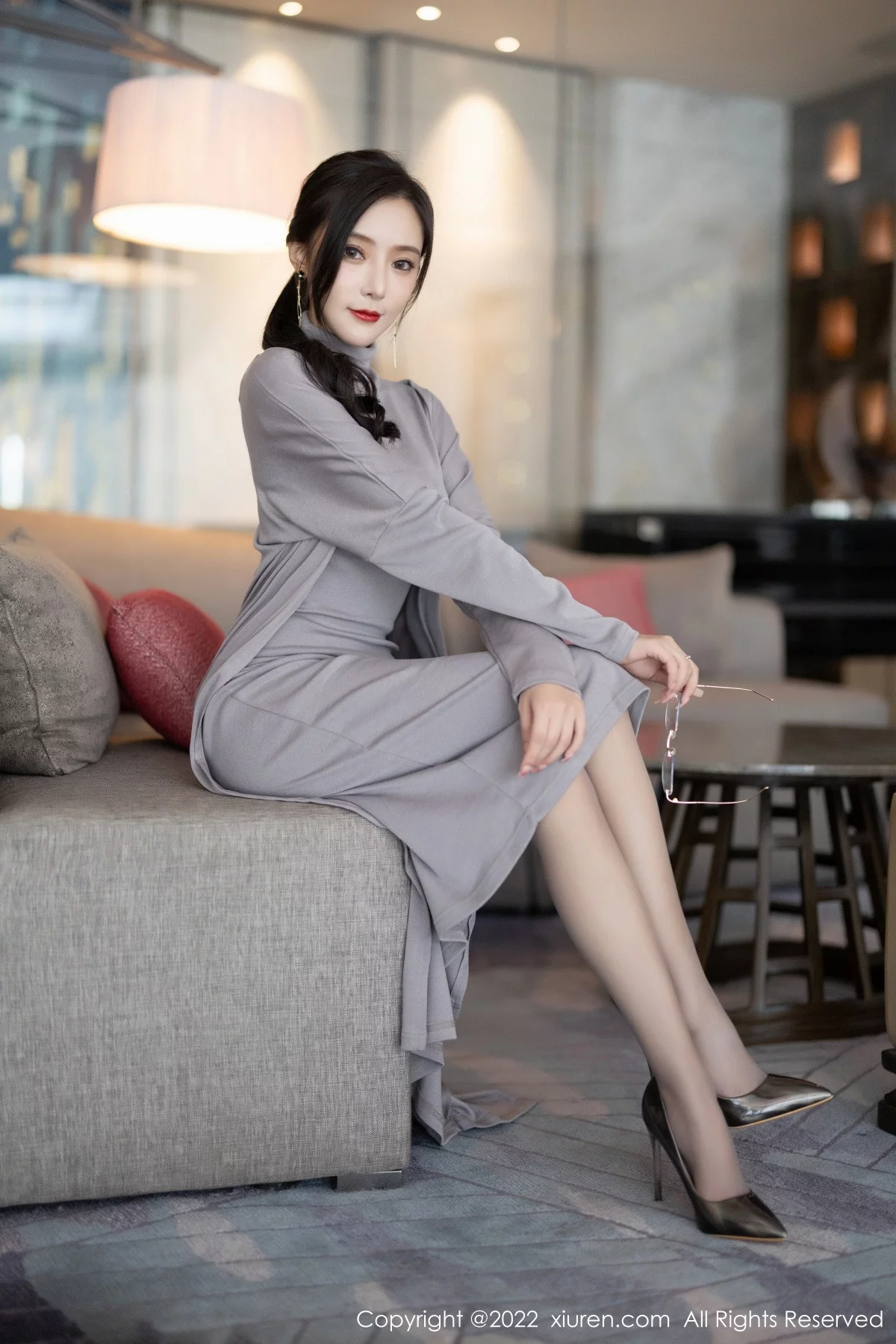 [[XiuRen秀人网]秀人网]No.5745_女神王馨瑶yanni女学者的反转主题典雅灰色长裙性感迷人写真84P