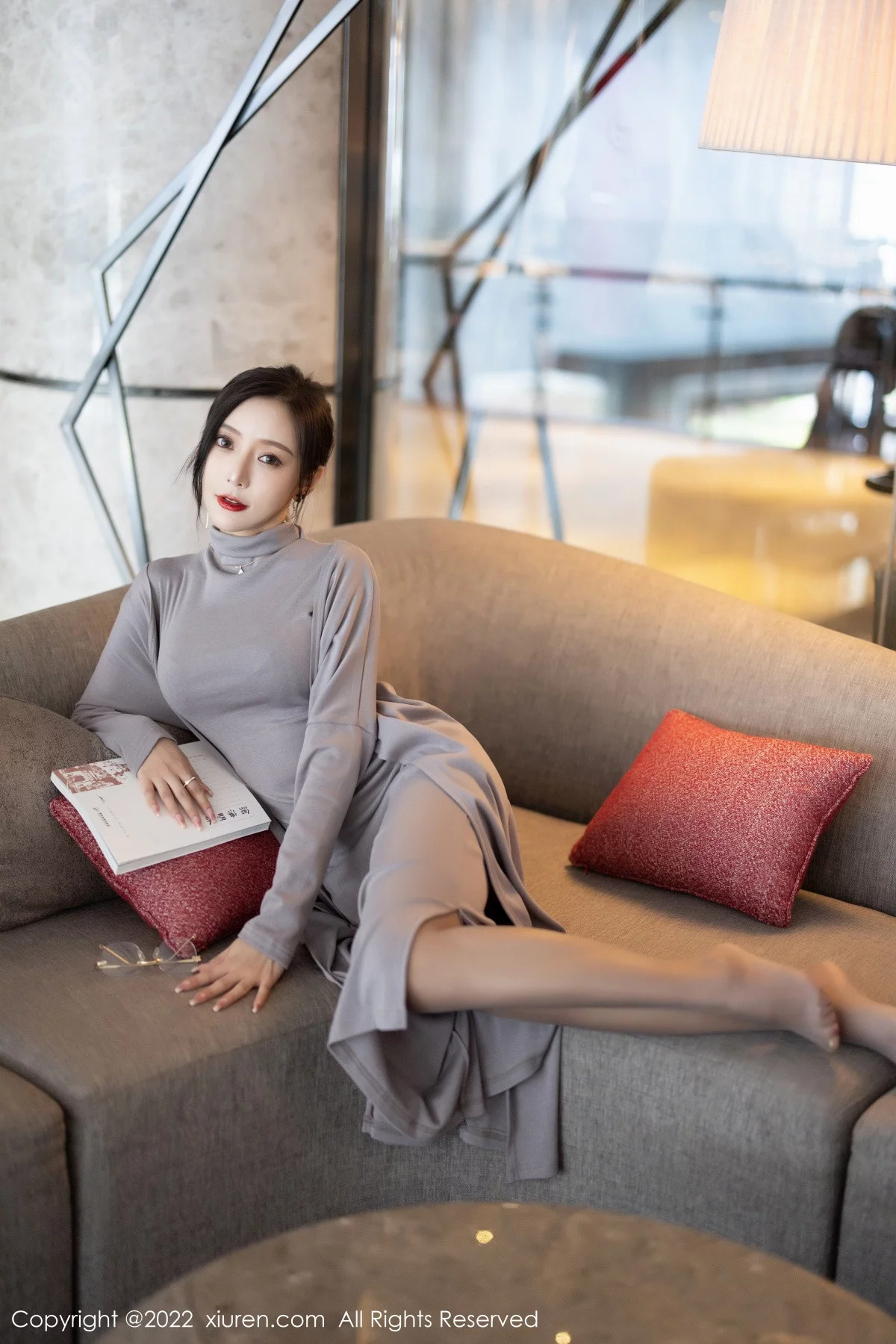 [[XiuRen秀人网]秀人网]No.5745_女神王馨瑶yanni女学者的反转主题典雅灰色长裙性感迷人写真84P