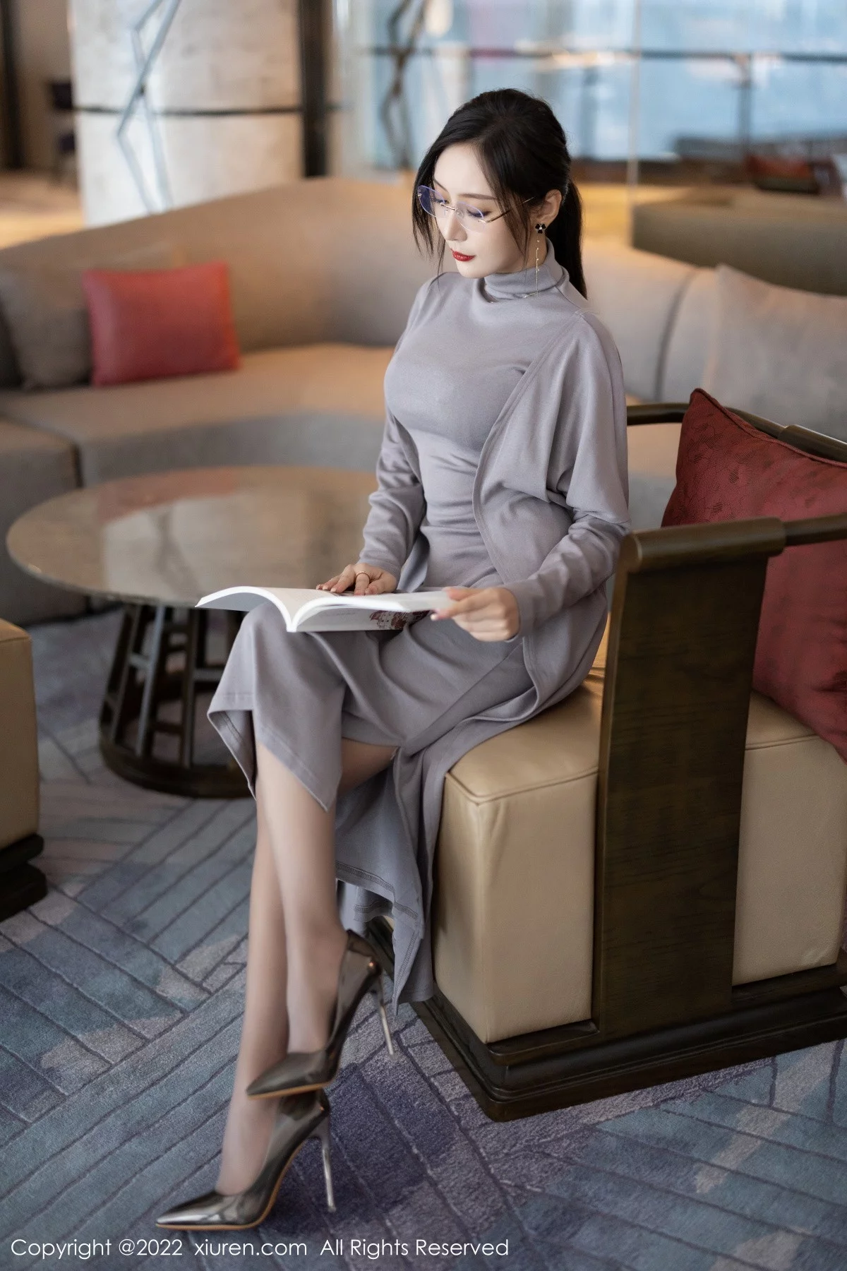 [[XiuRen秀人网]秀人网]No.5745_女神王馨瑶yanni女学者的反转主题典雅灰色长裙性感迷人写真84P