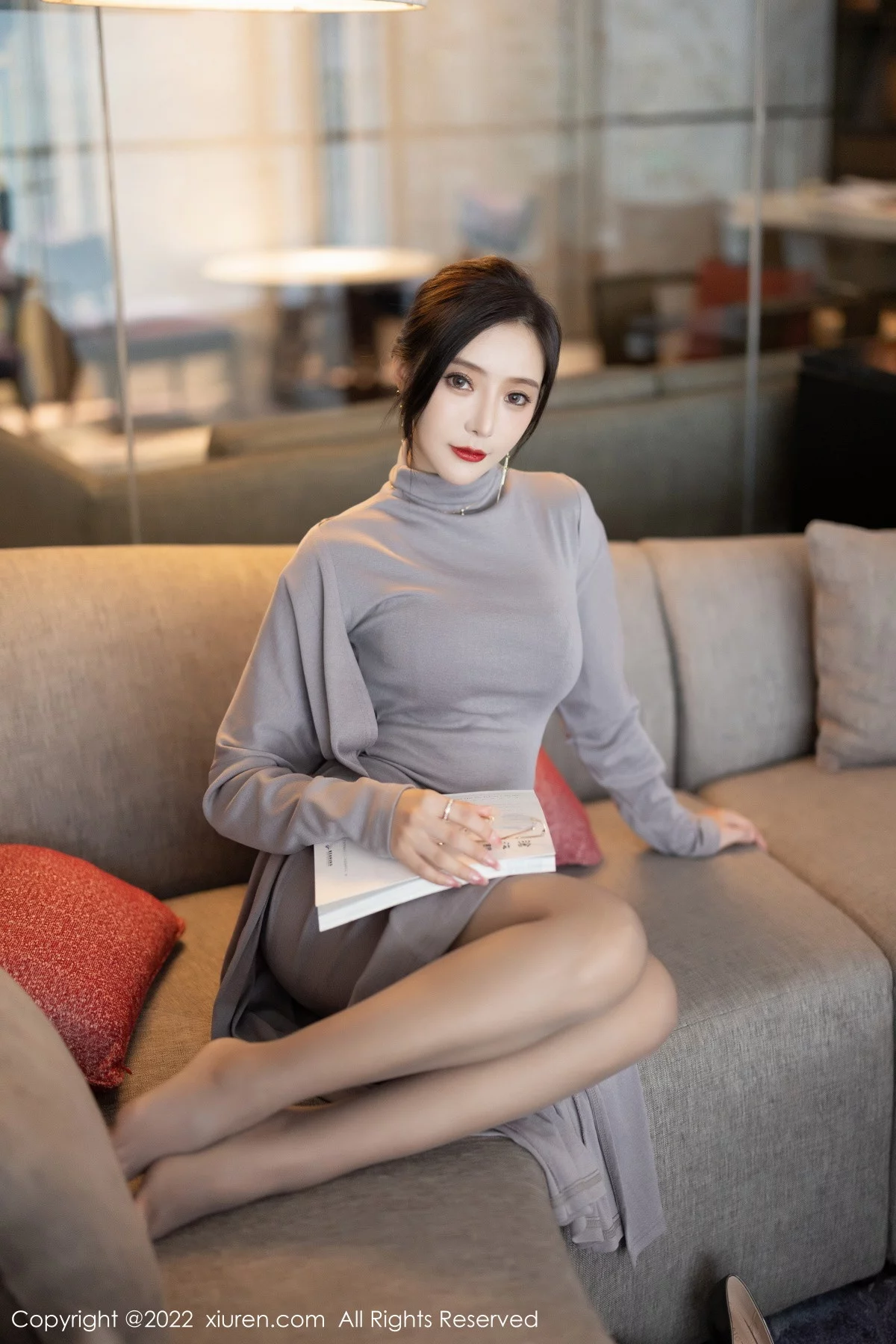 [[XiuRen秀人网]秀人网]No.5745_女神王馨瑶yanni女学者的反转主题典雅灰色长裙性感迷人写真84P